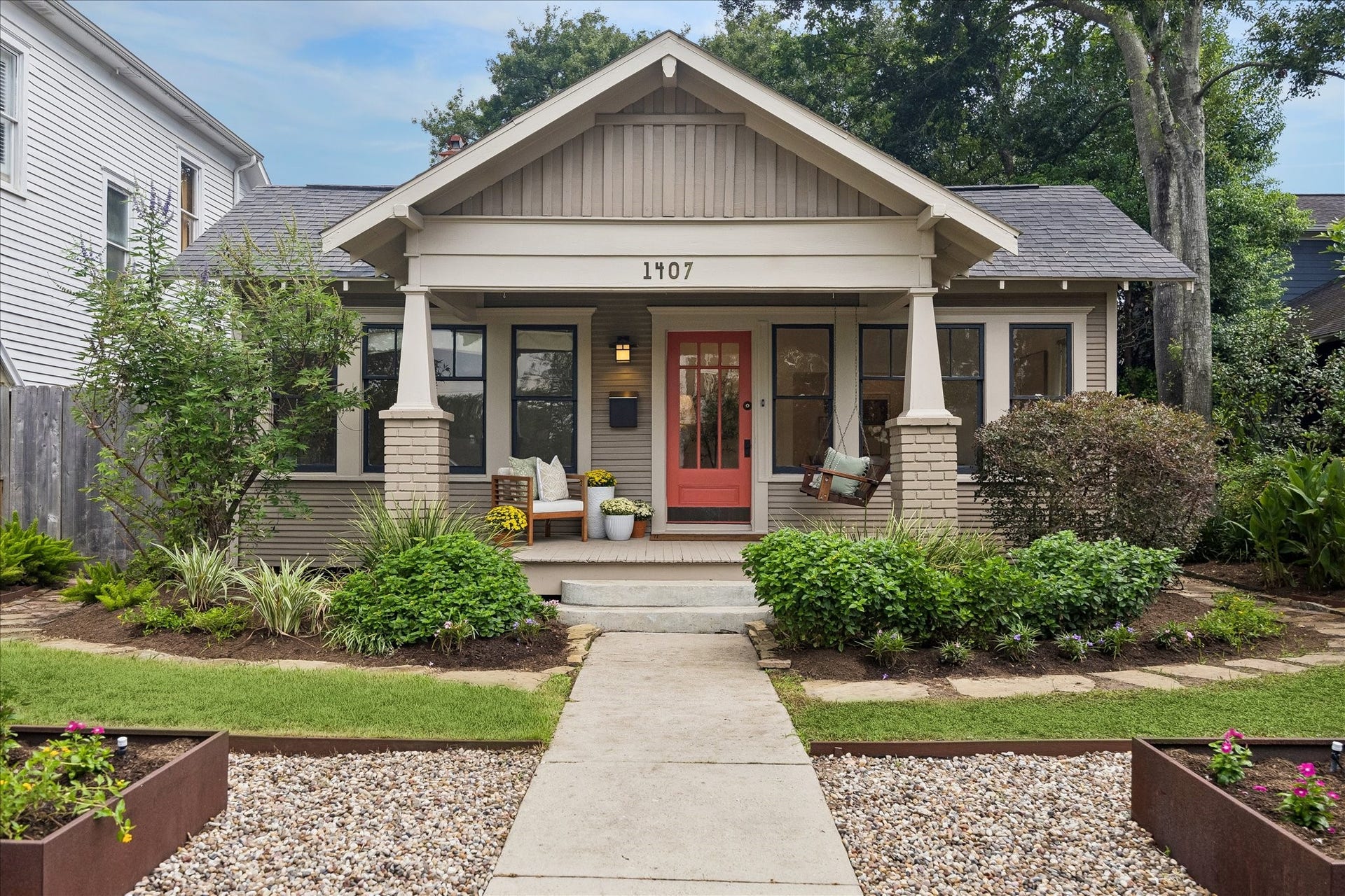 1407 Oxford Street, Houston, TX 77008 Welcome to 1407 Oxford St. In the heart of the Houston Heights Historic District, this expanded and beautifully updated home is ready for new owners. Freshly painted and move-in ready.