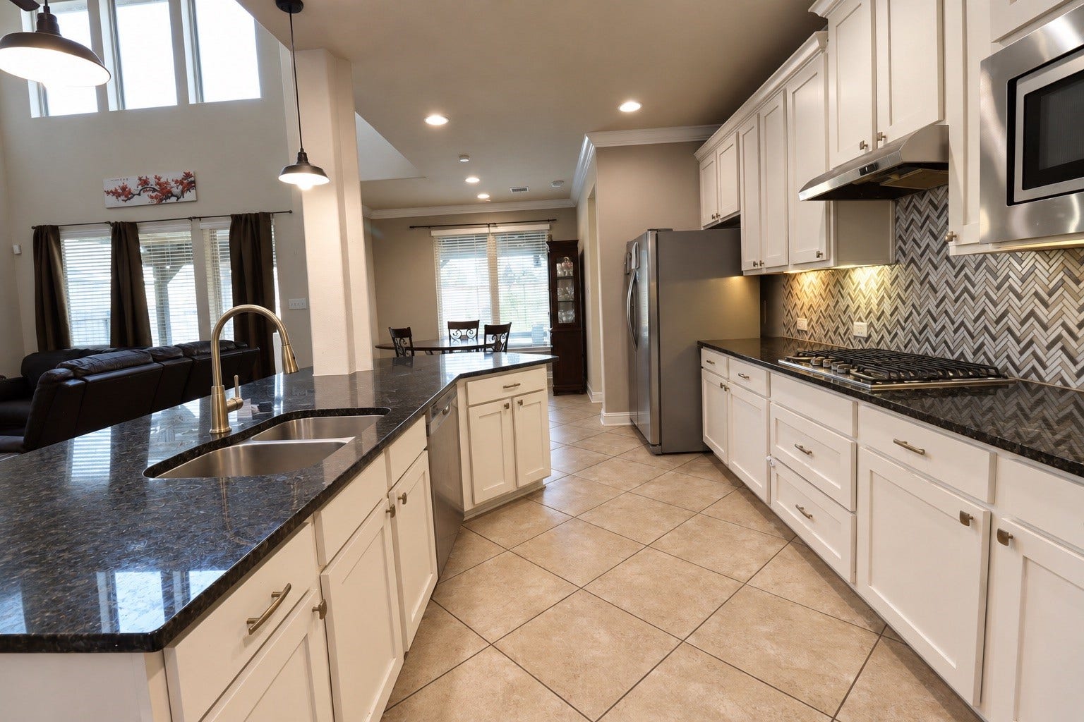 3913 Ginger Fields Court, Pearland, TX 77581 Garmet Kitchen equipped with double ovens and large counter island