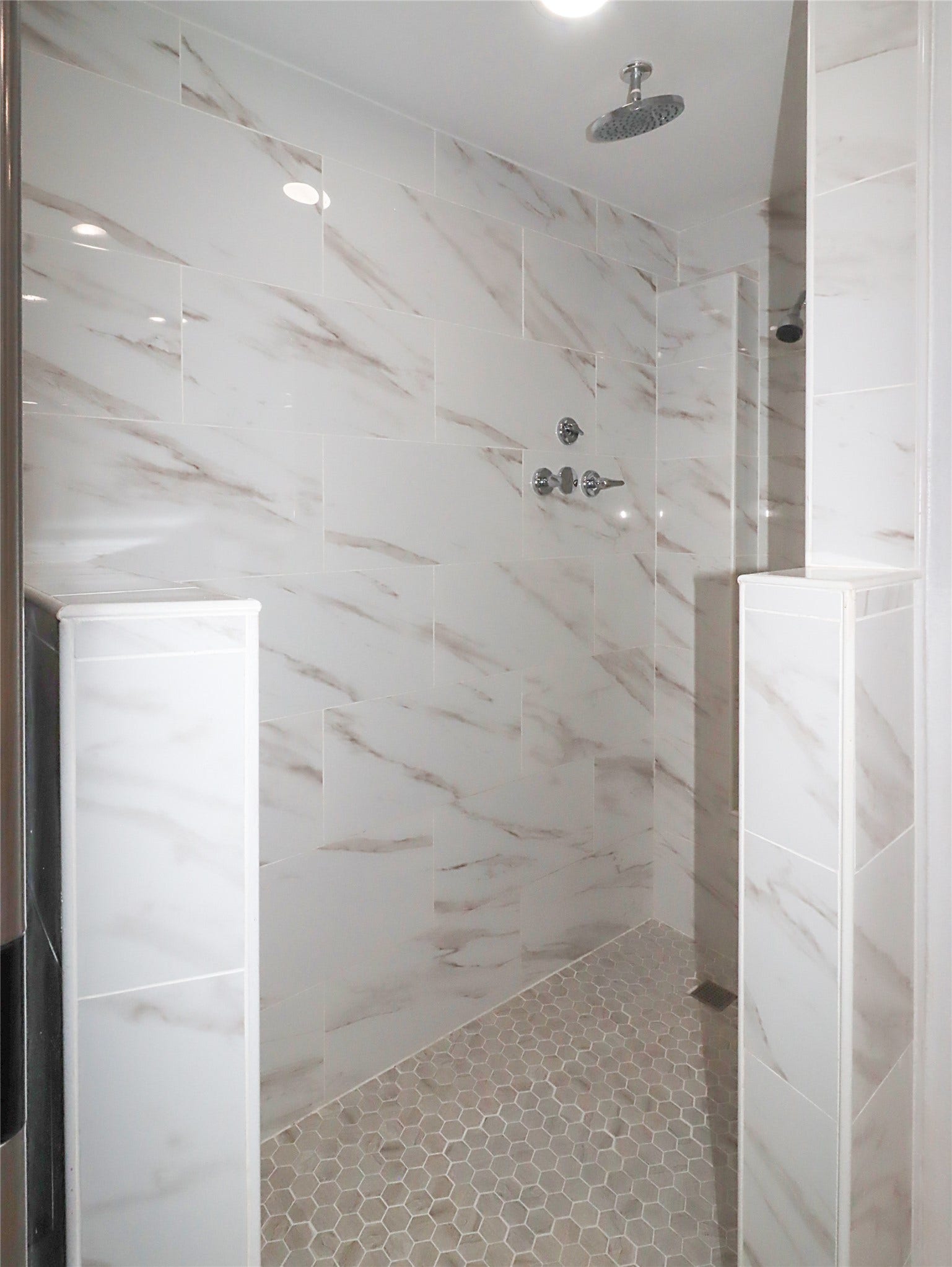 176 Barracuda Street, Bayou Vista, TX 77563 Downstairs shower