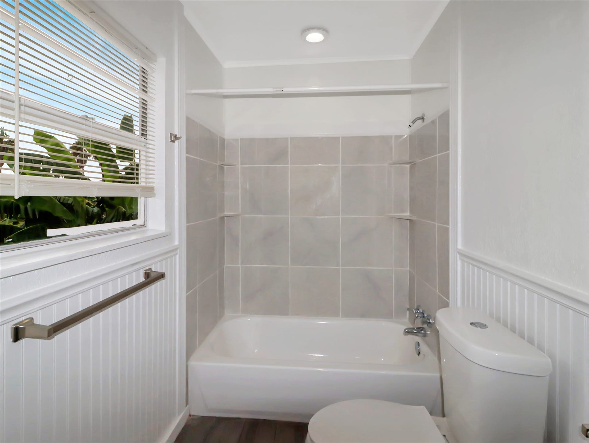 176 Barracuda Street, Bayou Vista, TX 77563 Upstairs bath with tub/shower combo