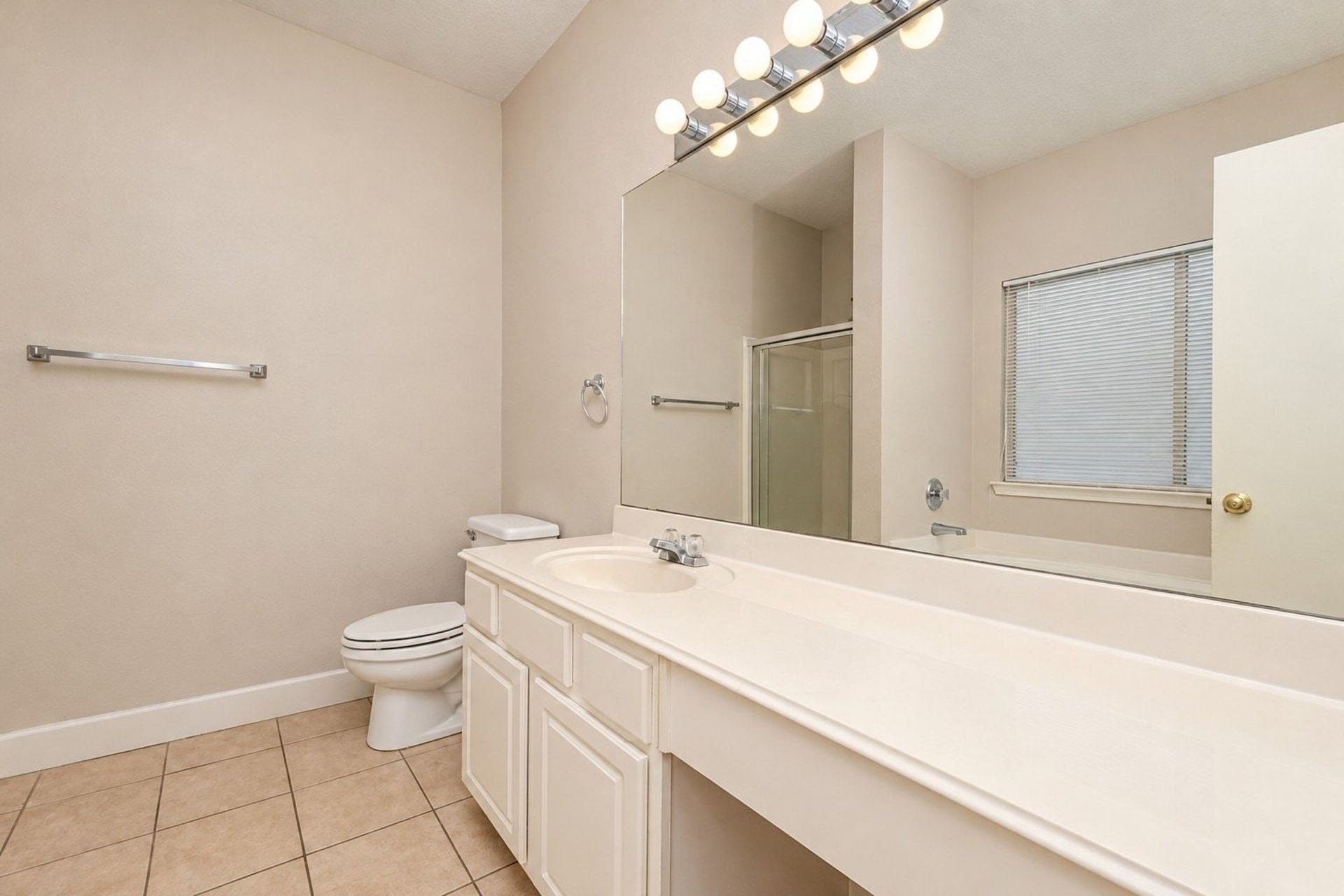 9742 Farrell Drive, Houston, TX 77070 9742 Farrell Drive, Houston, TX 77070
