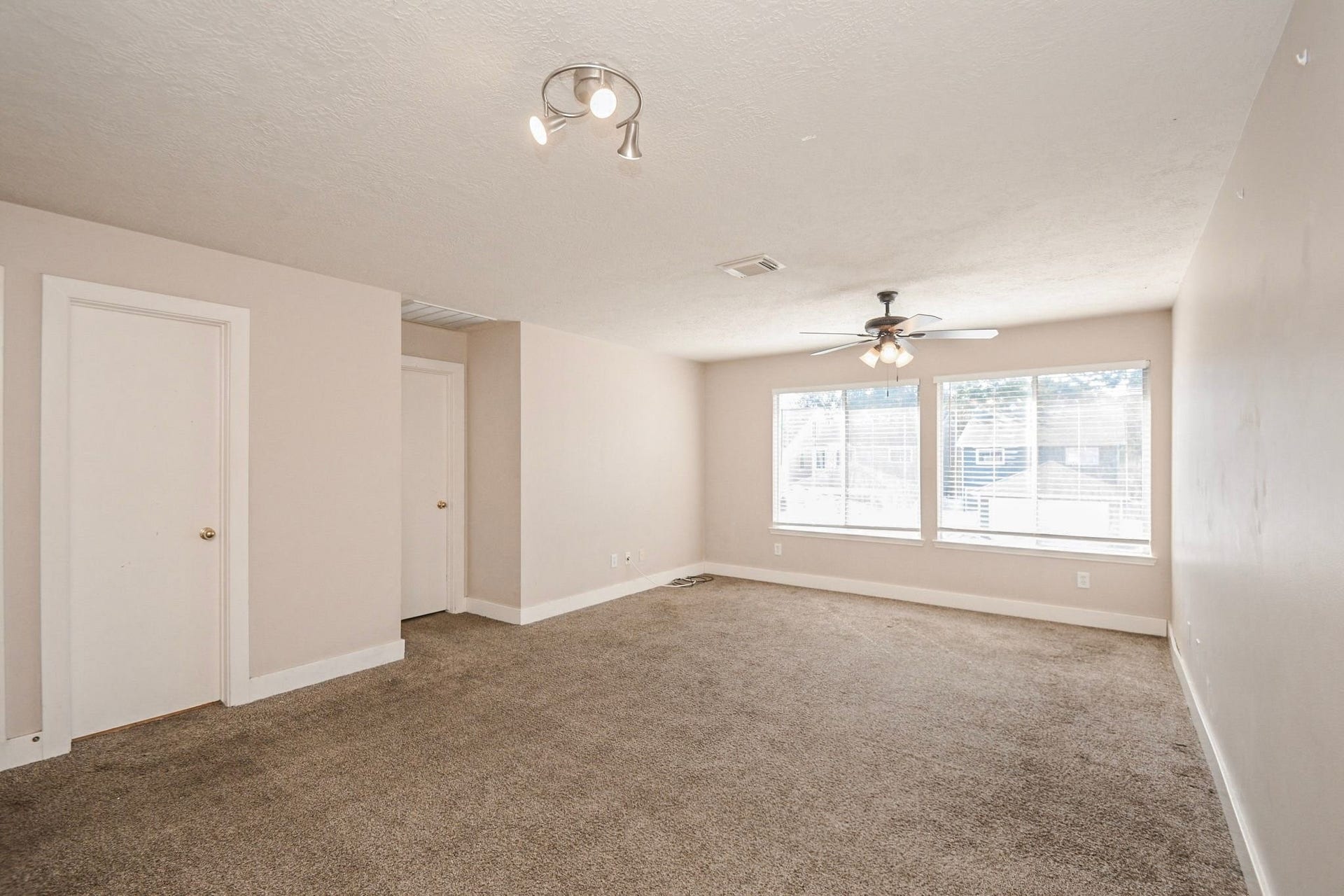 9742 Farrell Drive, Houston, TX 77070 9742 Farrell Drive, Houston, TX 77070