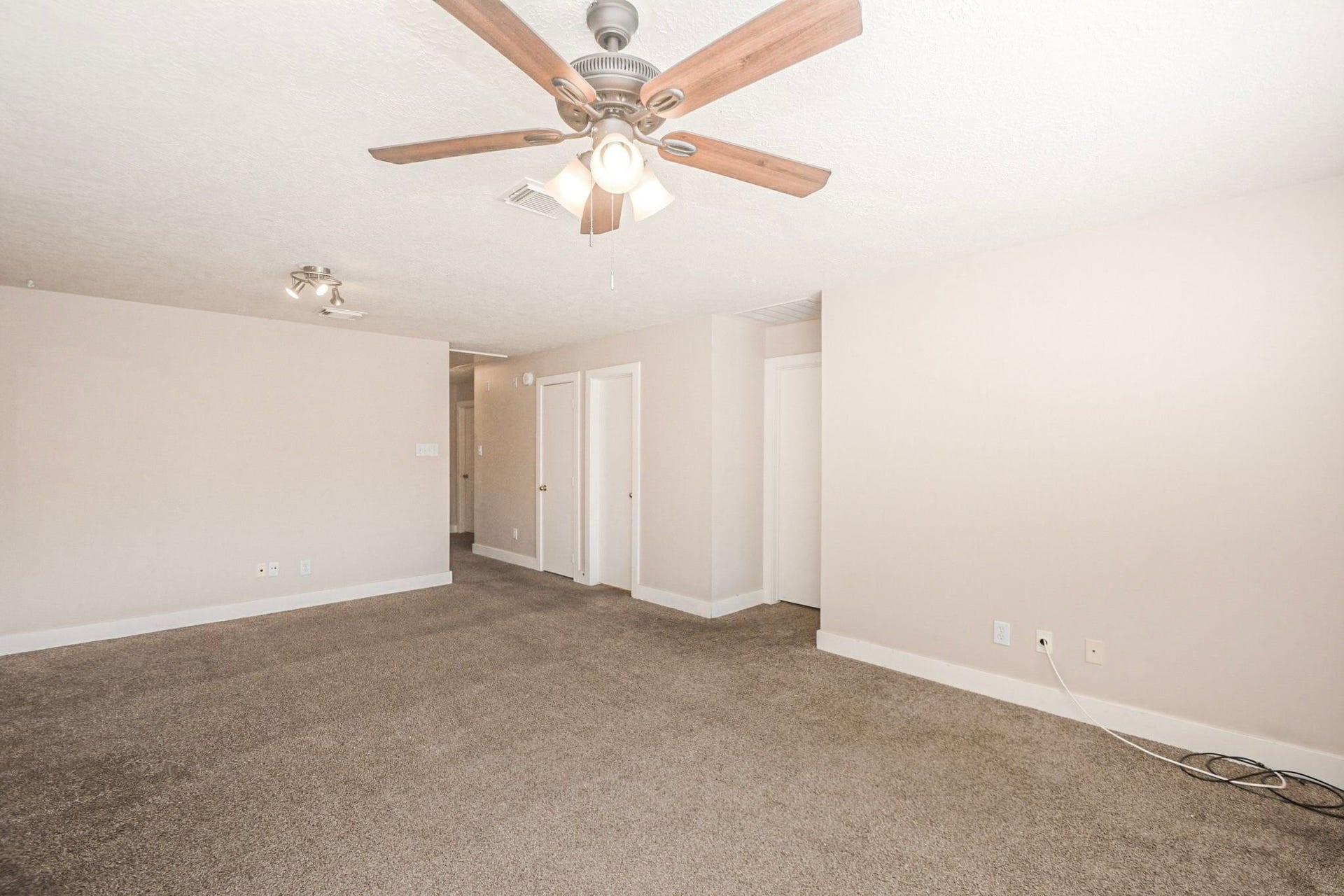9742 Farrell Drive, Houston, TX 77070 9742 Farrell Drive, Houston, TX 77070