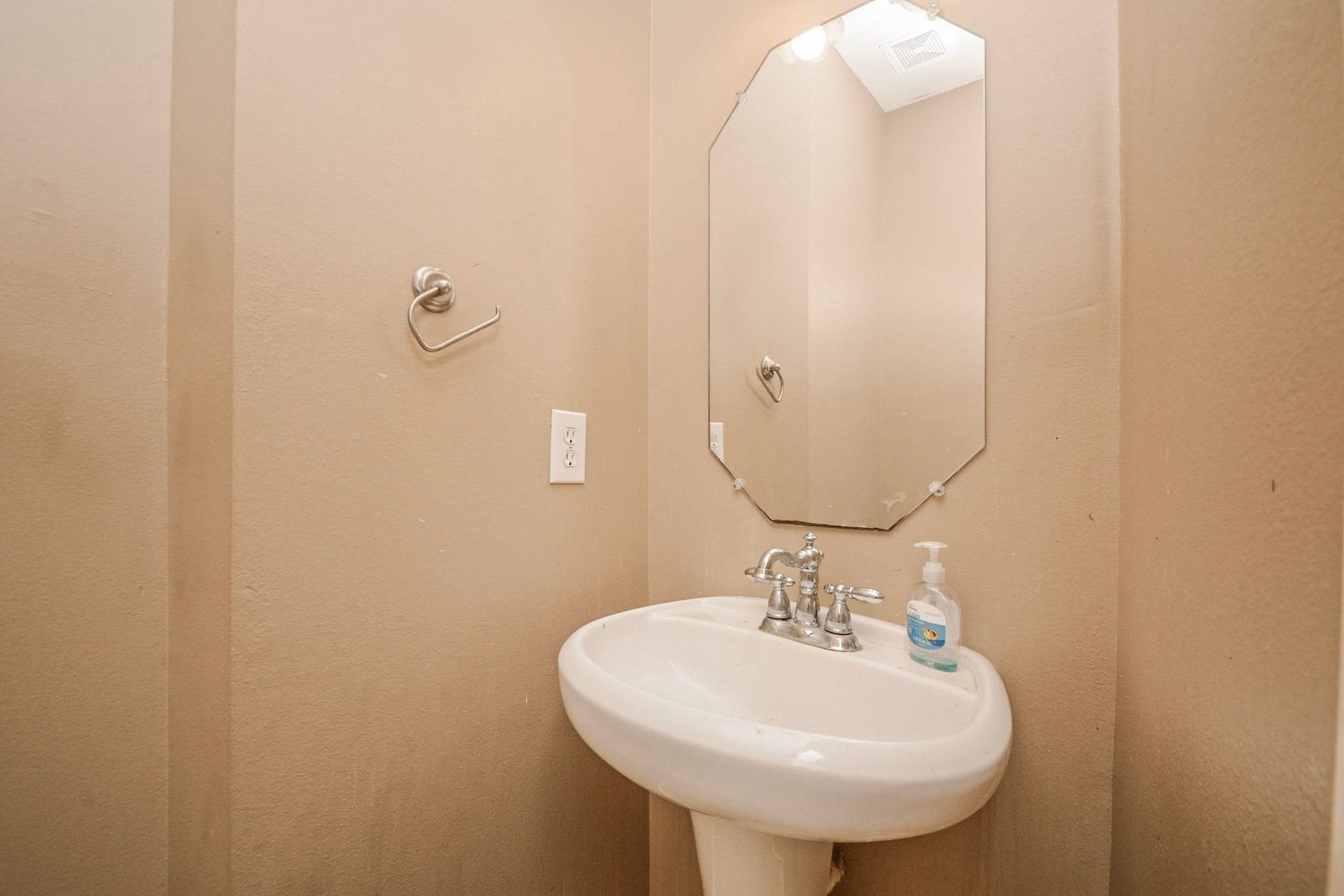 9742 Farrell Drive, Houston, TX 77070 9742 Farrell Drive, Houston, TX 77070