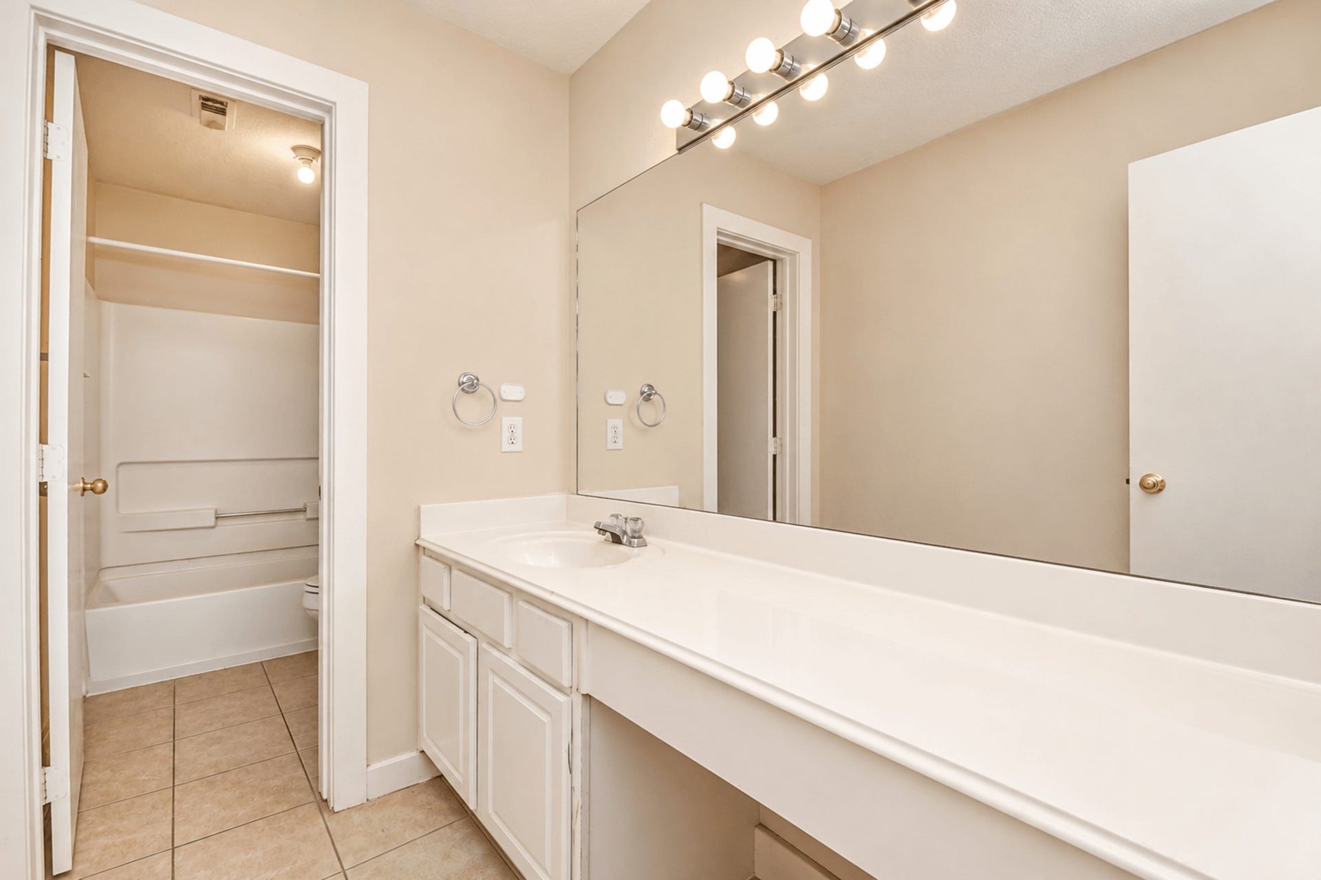 9742 Farrell Drive, Houston, TX 77070 9742 Farrell Drive, Houston, TX 77070