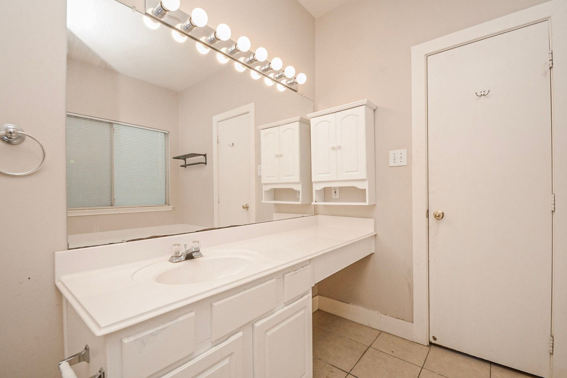9742 Farrell Drive, Houston, TX 77070 9742 Farrell Drive, Houston, TX 77070