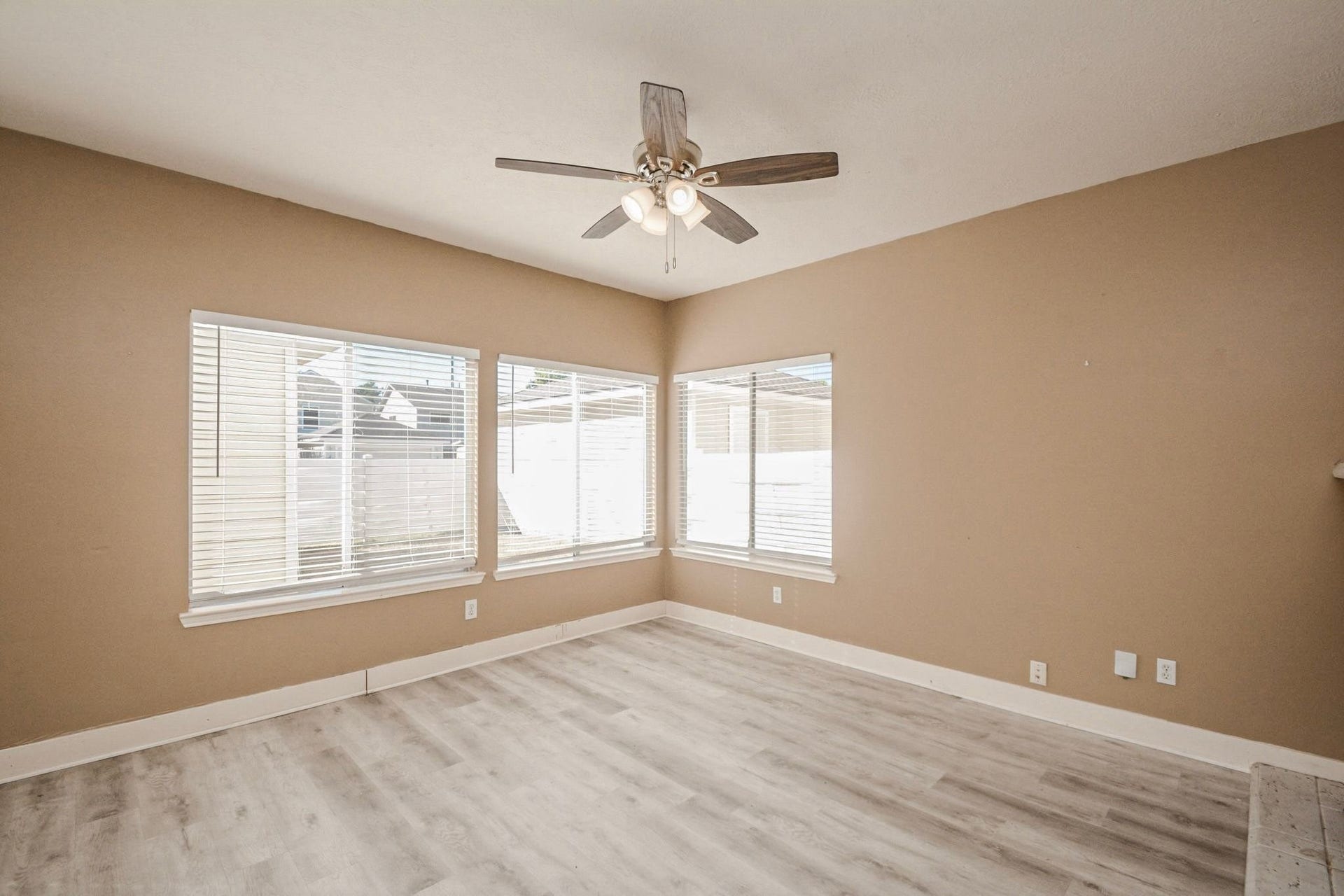 9742 Farrell Drive, Houston, TX 77070 9742 Farrell Drive, Houston, TX 77070
