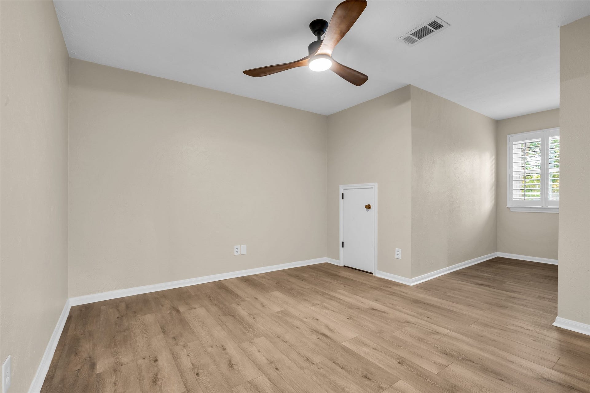 Upstairs bedroom #2 has two nooks - perfect for a study space and a separate make up vanity area