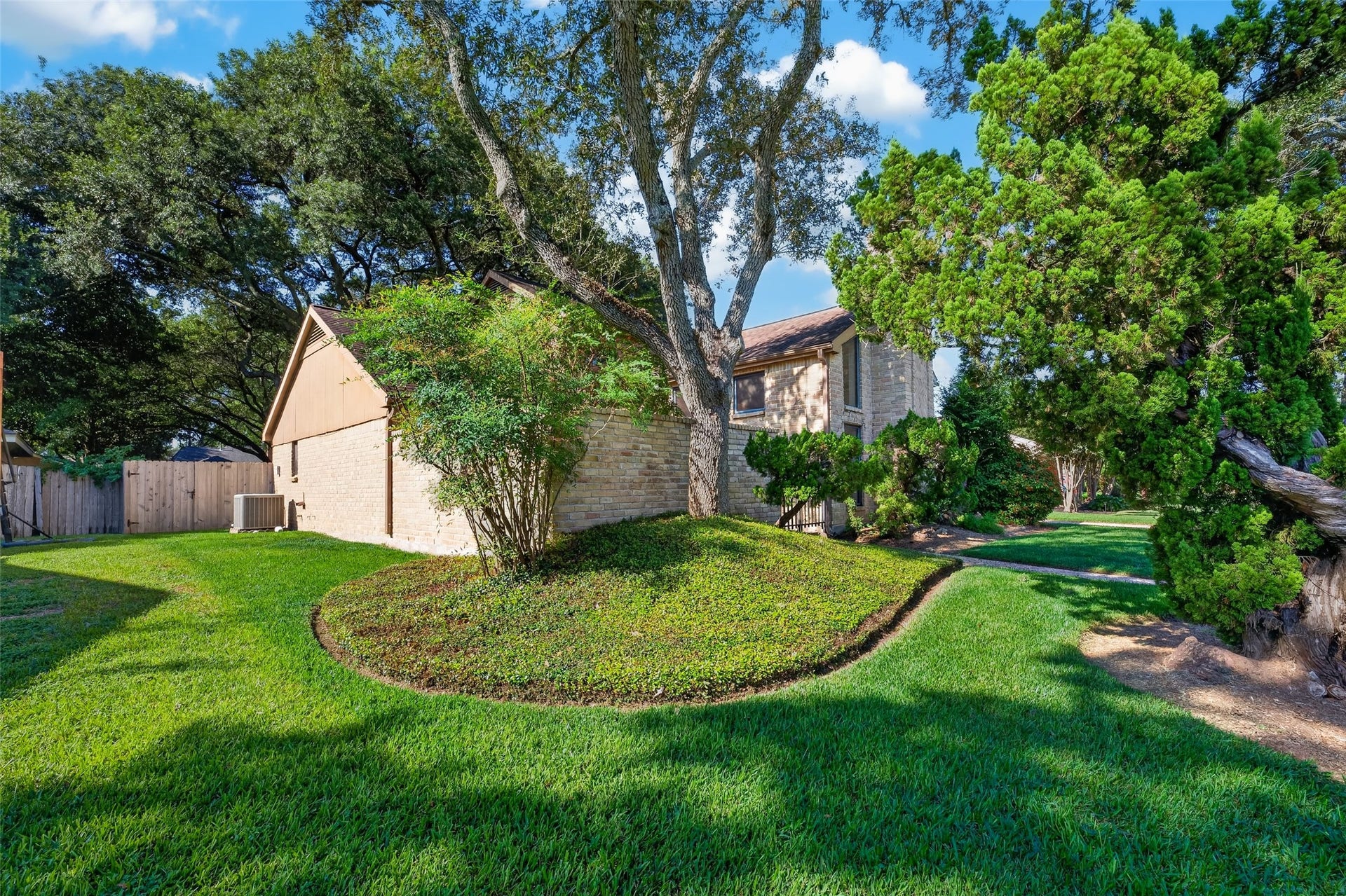 3119 Villa Lane, Missouri City, TX 77459 Spacious lot with generous space between neighbors!