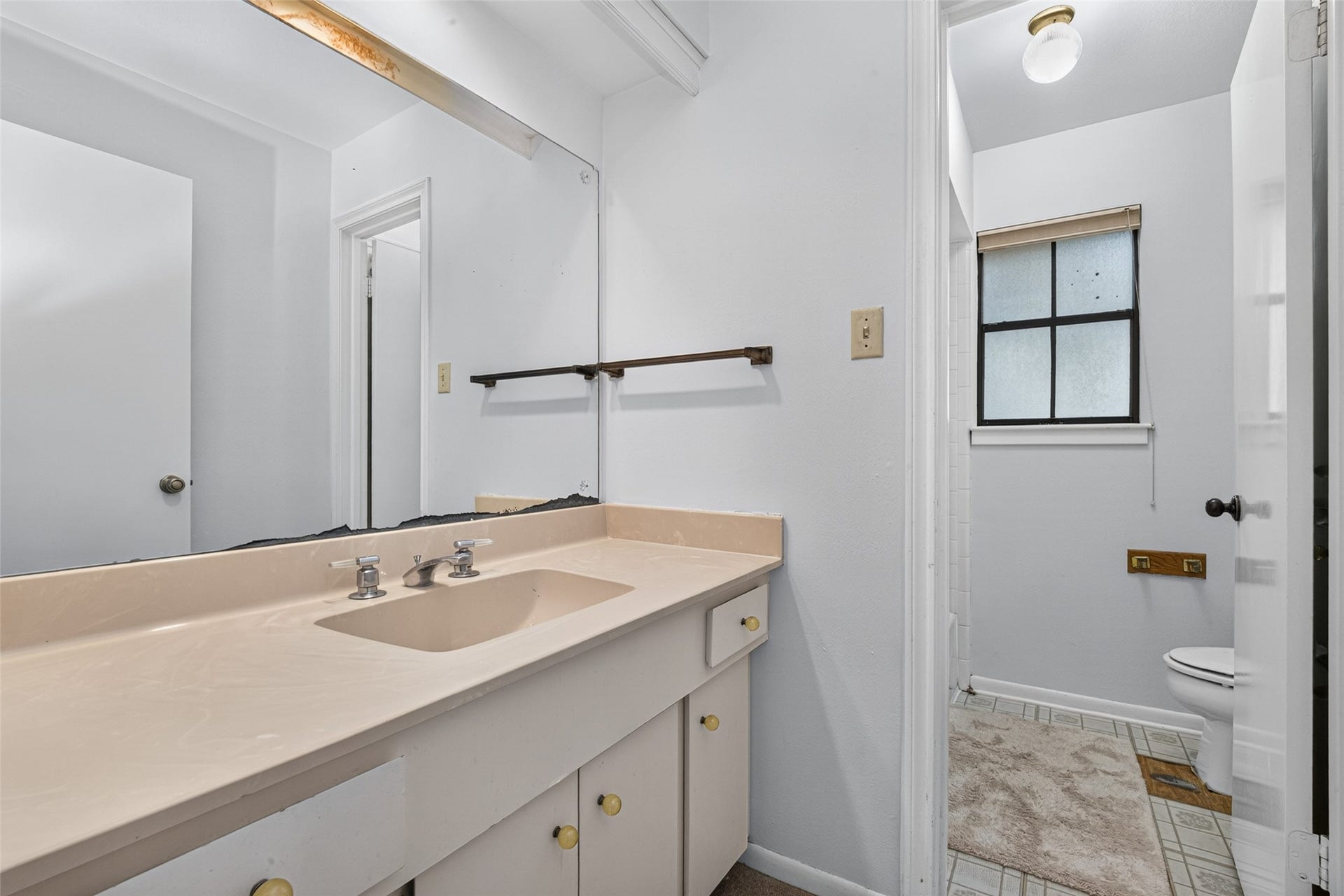 3119 Villa Lane, Missouri City, TX 77459 Upstairs guest bath features expansive counter space and a separate wet area.