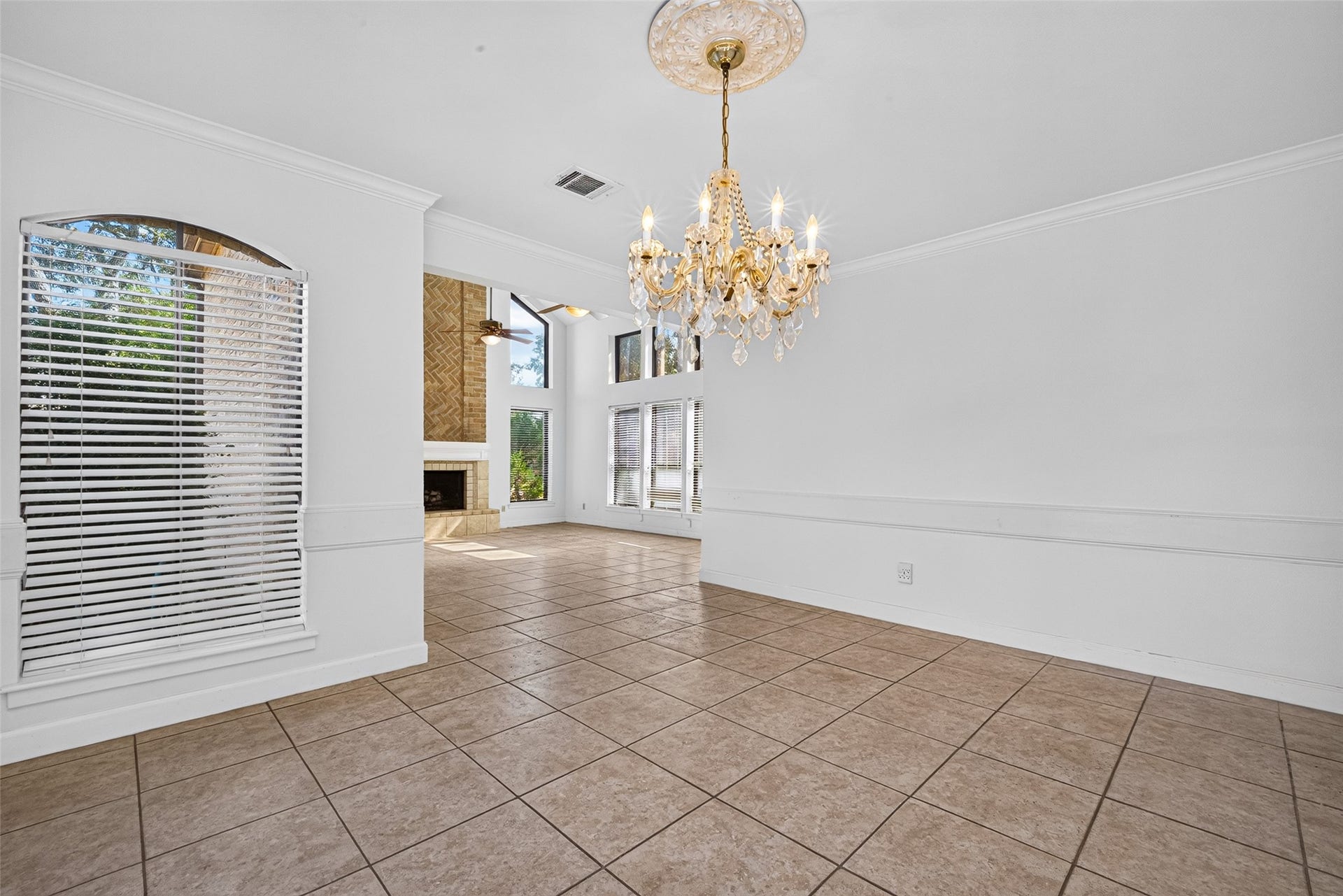 3119 Villa Lane, Missouri City, TX 77459 Dining space sits between the kitchen and living room.