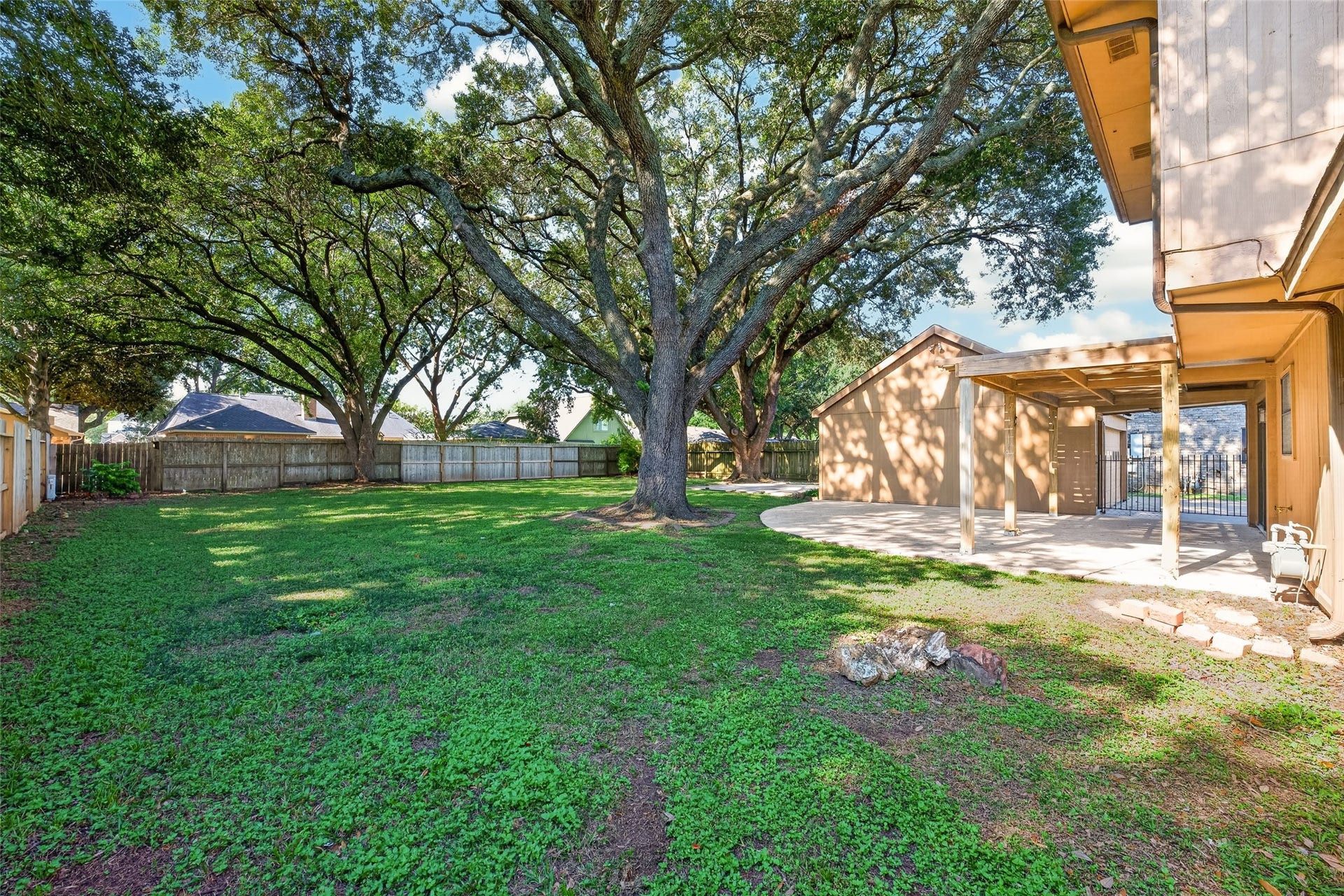 3119 Villa Lane, Missouri City, TX 77459 Spacious backyard with great patio space and plenty of grass and shade!