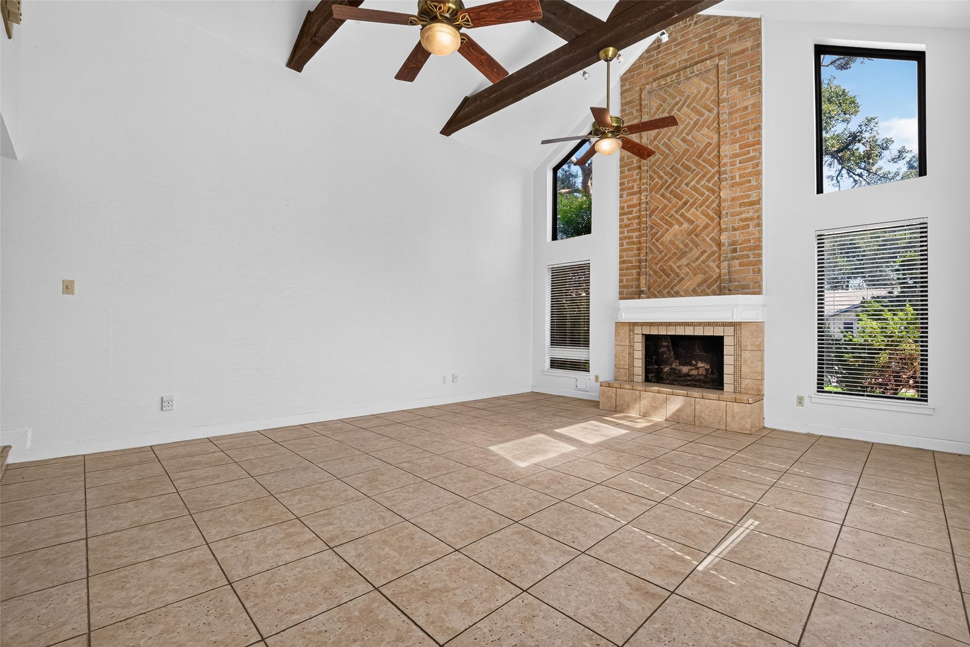 3119 Villa Lane, Missouri City, TX 77459 Easy care tile floors and a neutral palette to showcase your style!