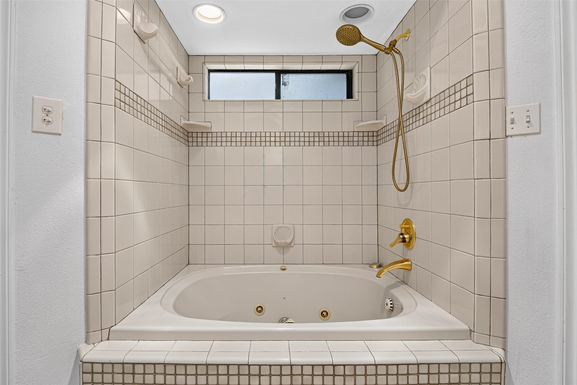 3119 Villa Lane, Missouri City, TX 77459 Jetted tub/shower in primary bath.