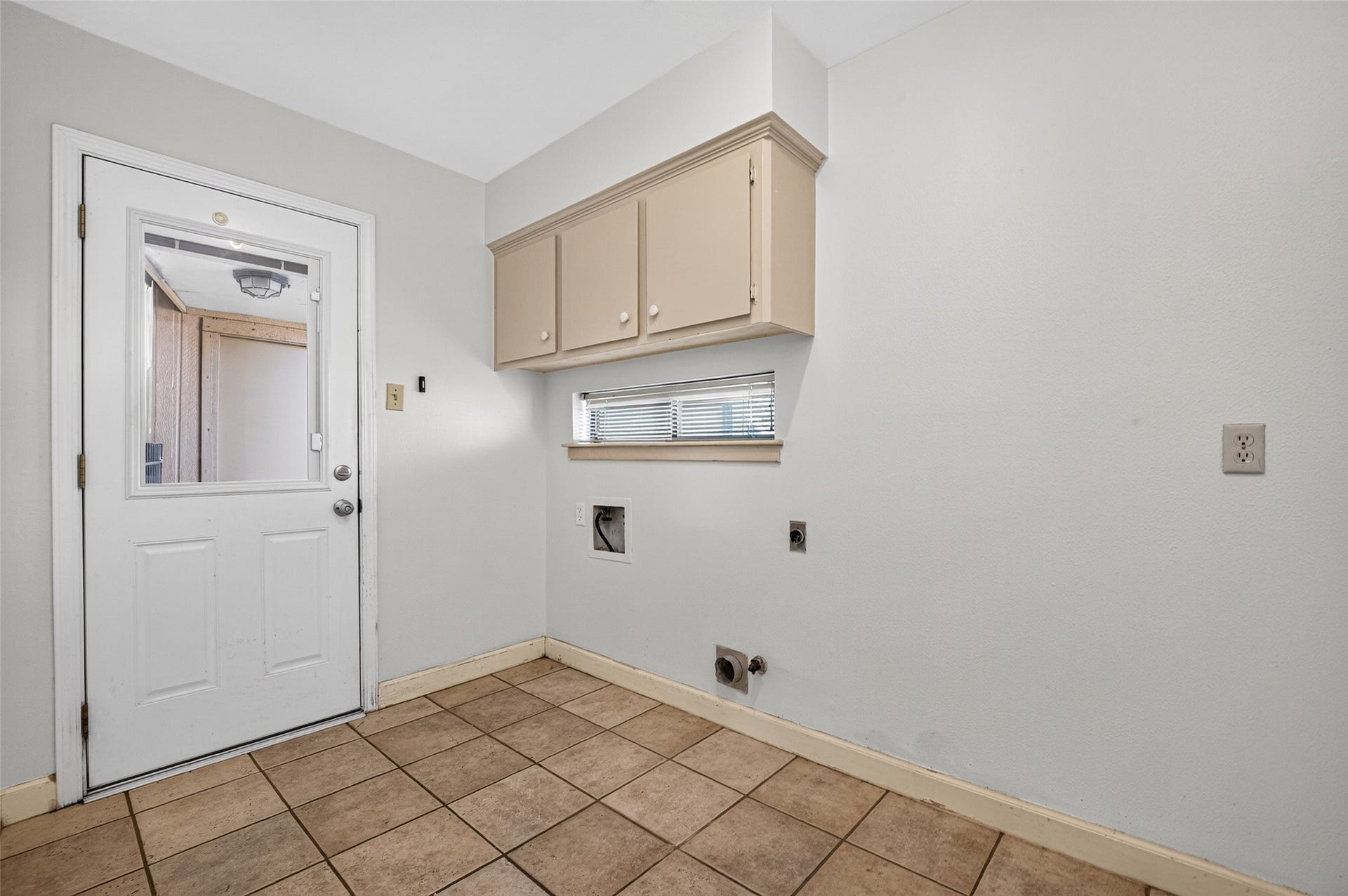 3119 Villa Lane, Missouri City, TX 77459 Through the laundry room is the covered breezeway leading to the garage.