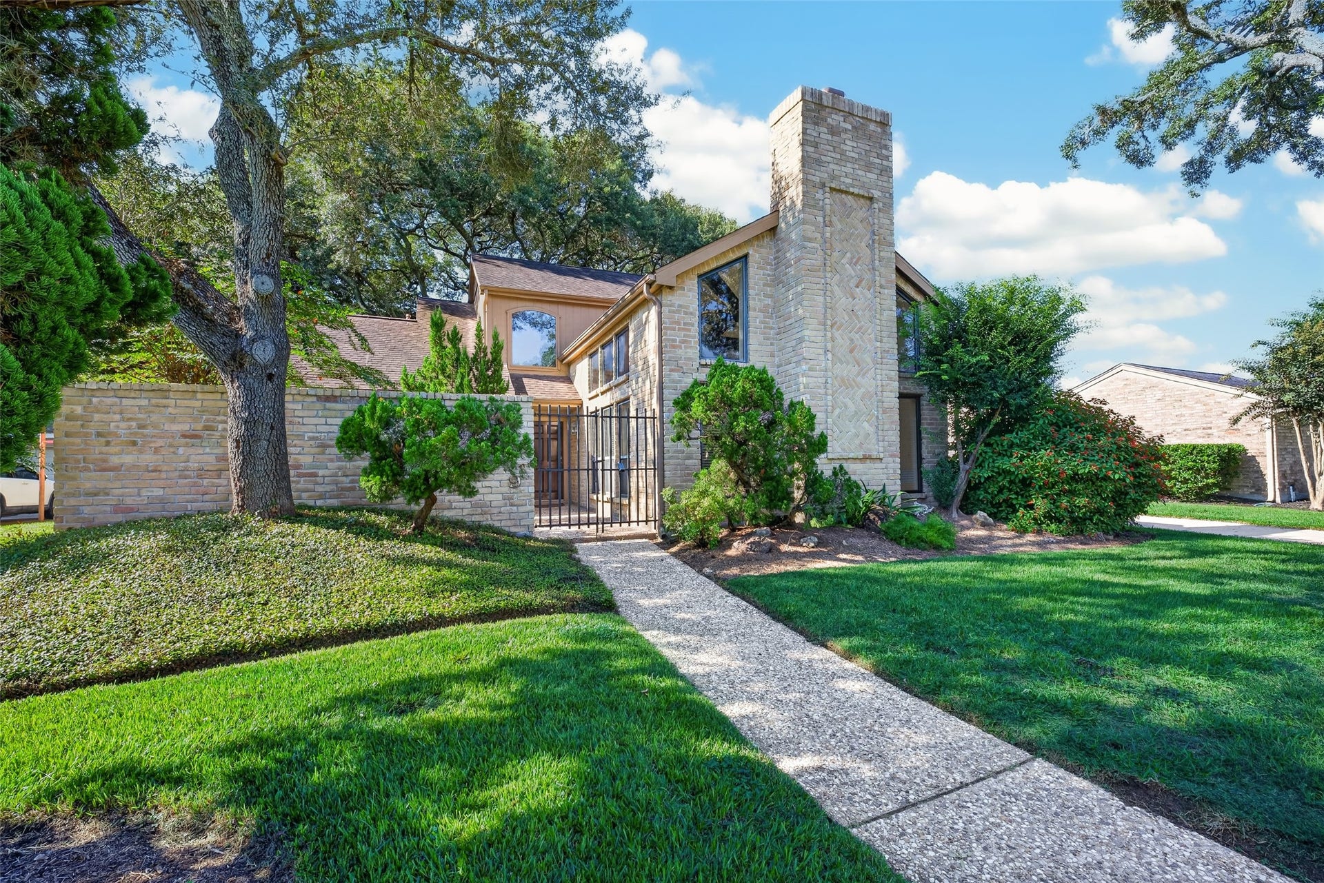 3119 Villa Lane, Missouri City, TX 77459 Mature landscape and stately trees frame this pretty Quail Valley home!