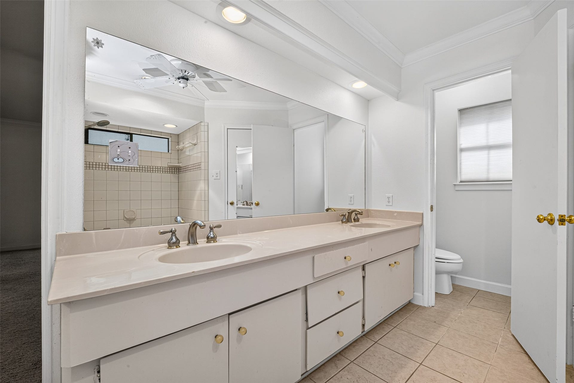 3119 Villa Lane, Missouri City, TX 77459 Primary bath with double sinks.
