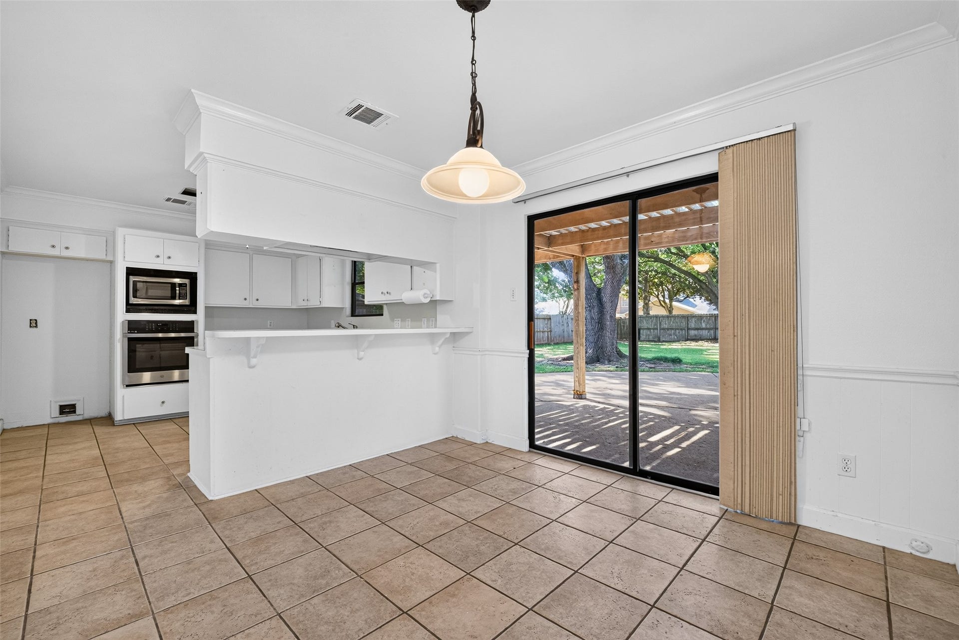 3119 Villa Lane, Missouri City, TX 77459 Breakfast room has a sliding door which accesses the rear patio space.