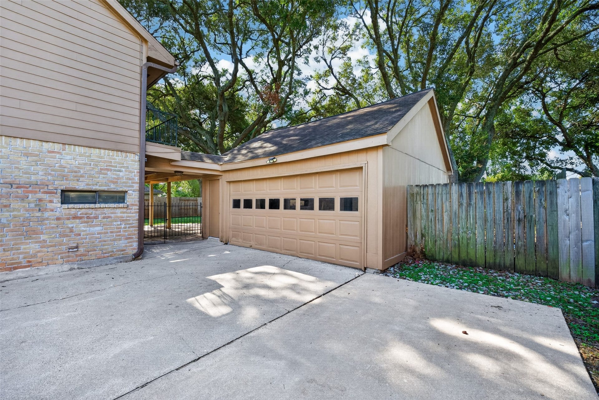 3119 Villa Lane, Missouri City, TX 77459 Such a convenient bonus to have this extra driveway width!