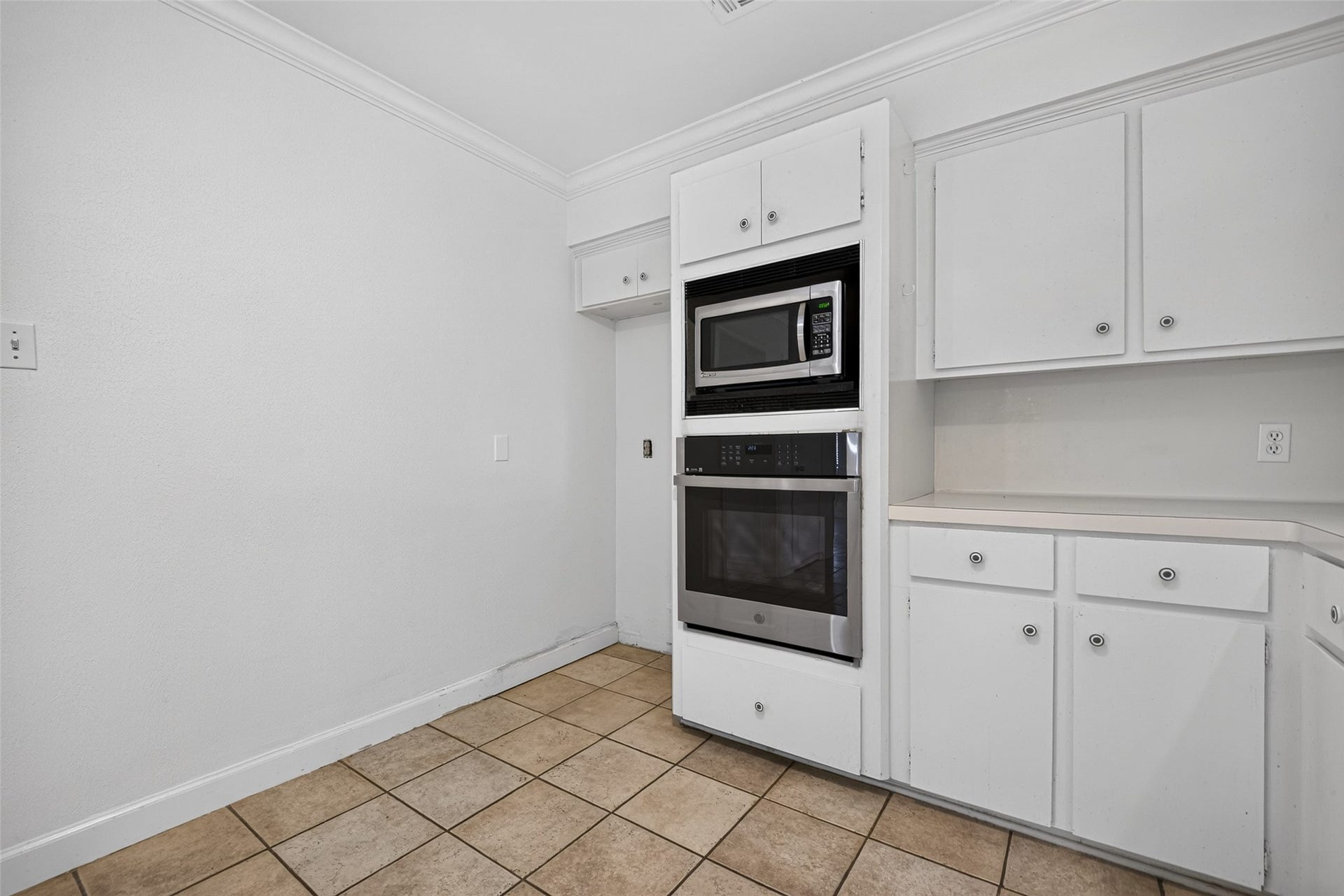 3119 Villa Lane, Missouri City, TX 77459 Stainless oven, the microwave is not built in but sits in its own opening and does convey.