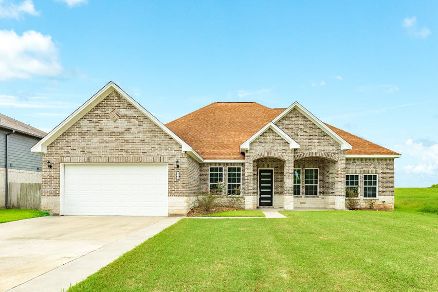 Property photo for 2040 Twin Lakes Boulevard, West Columbia, TX