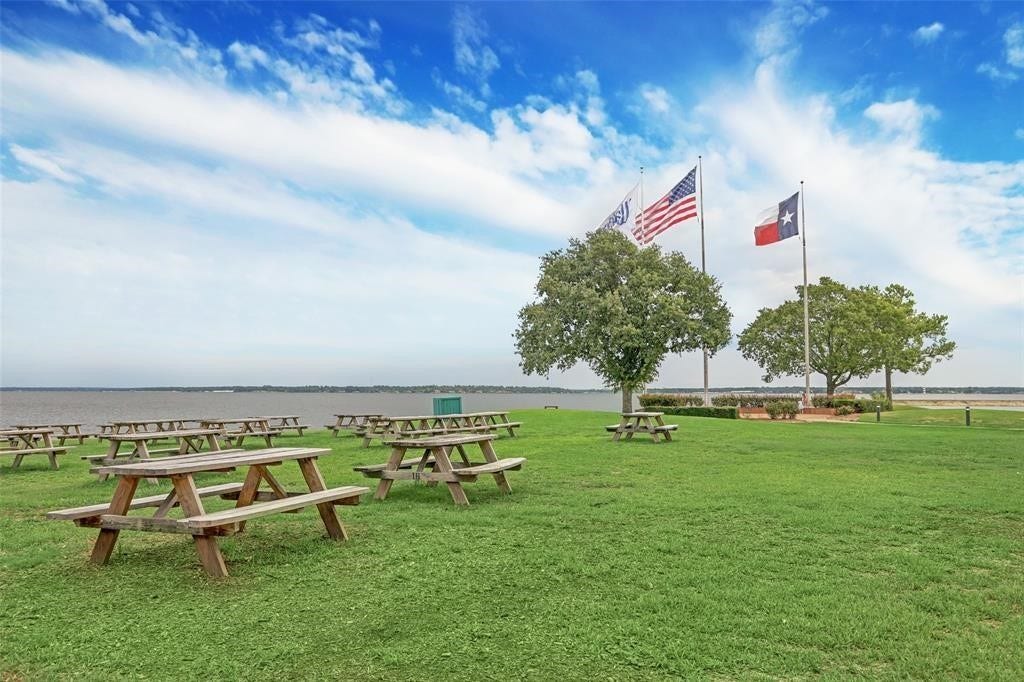 12600 Melville Drive, #203A, Montgomery, TX 77356 Breakwater Grill picnic area