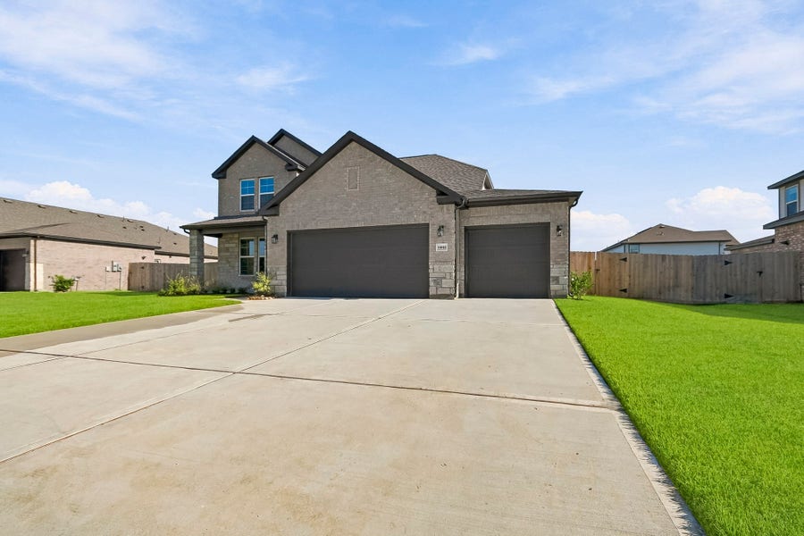 Property photo for 11003 Youngquist Drive, Mont Belvieu, TX
