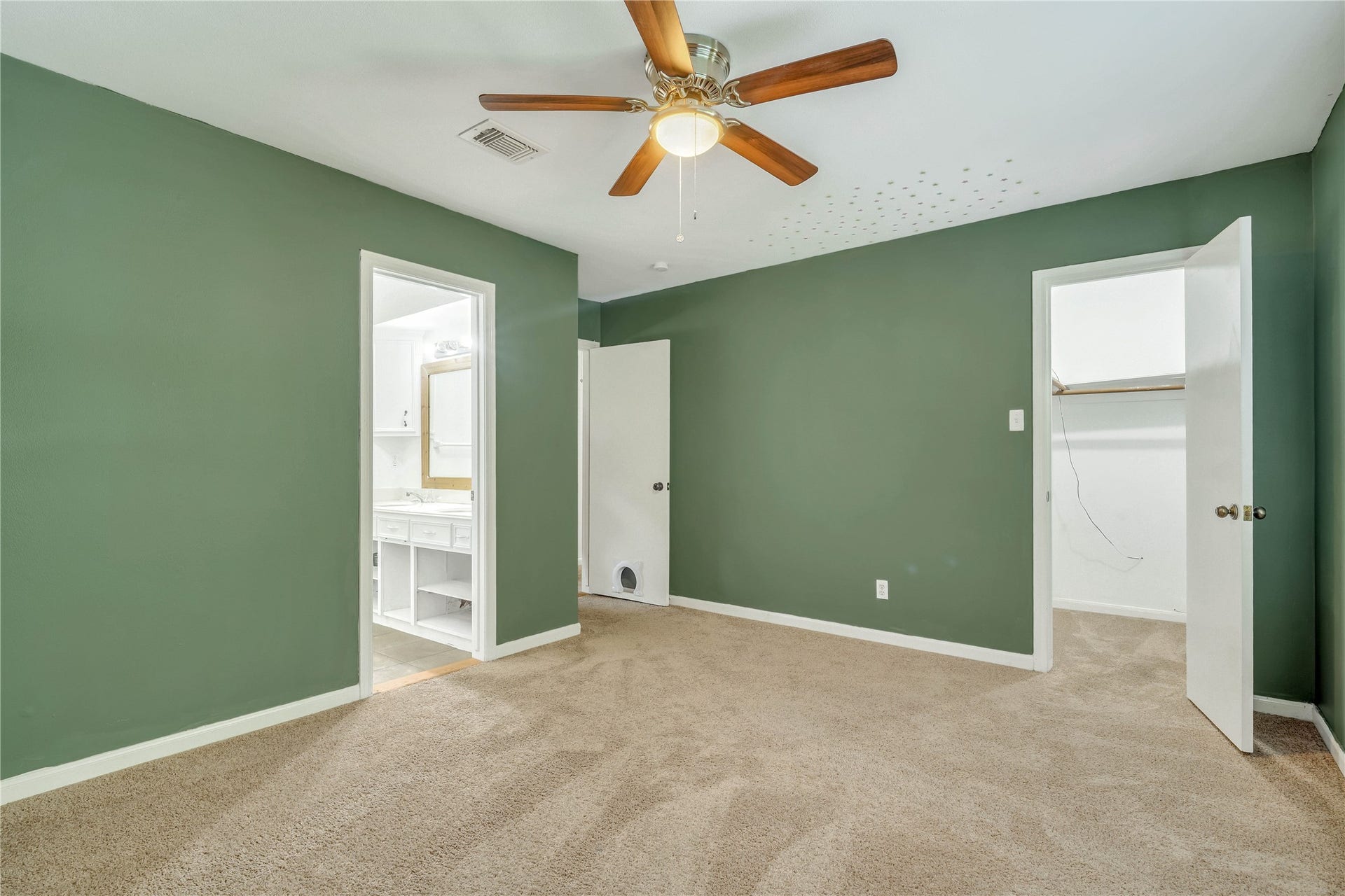 10818 Elmdale Drive, Houston, TX 77070 Another view highlighting the bedrooms generous proportions and convenient connection to the shared Jack-and-Jill bathroom.