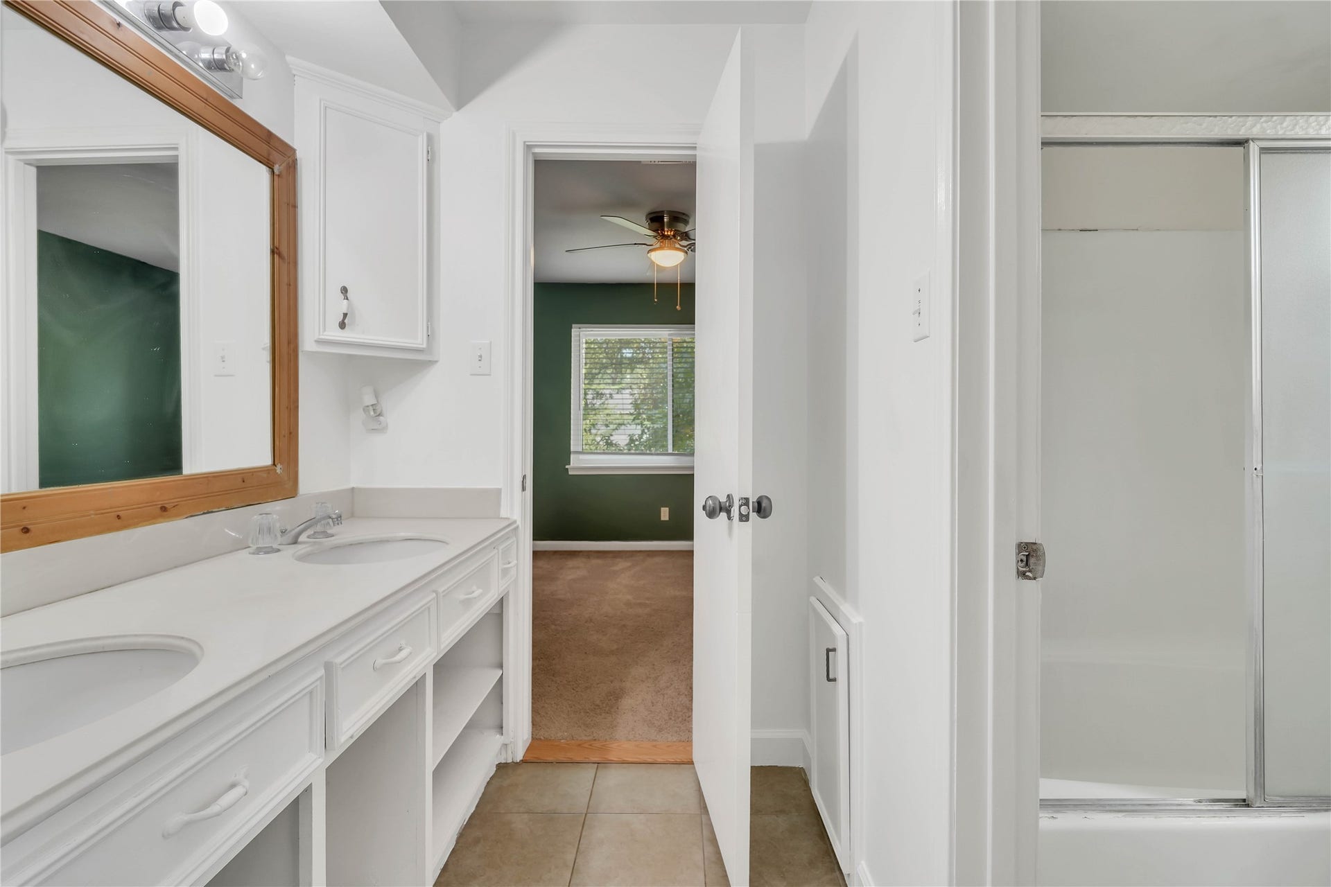 10818 Elmdale Drive, Houston, TX 77070 Upstairs Jack-and-Jill bathroom conveniently connecting two secondary bedrooms, featuring an extended vanity with ample counter space and storage.