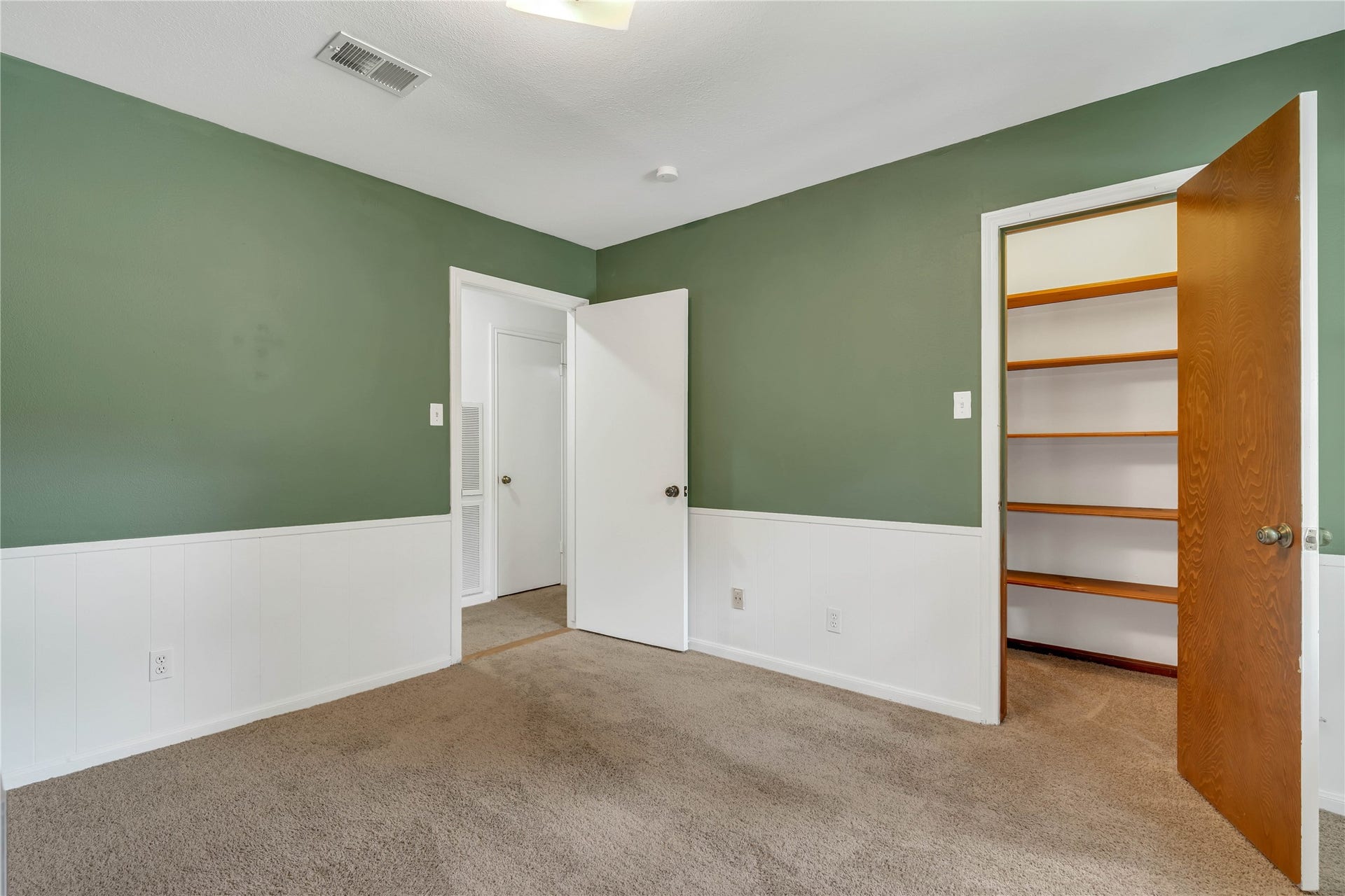 10818 Elmdale Drive, Houston, TX 77070 Additional upstairs bedroom featuring a dedicated closet with built-in shelving.