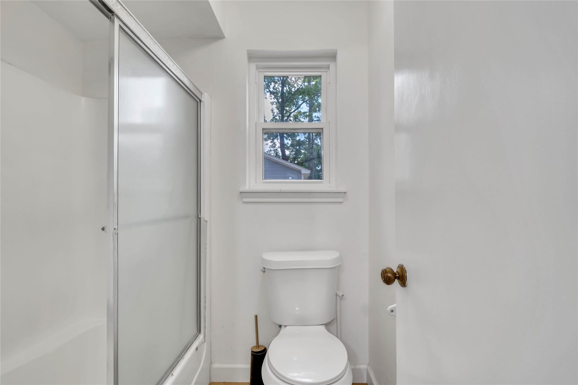 10818 Elmdale Drive, Houston, TX 77070 Jack-and-Jill bathroom also features a separate tub and shower area, completing the shared bath between the two upstairs bedrooms.