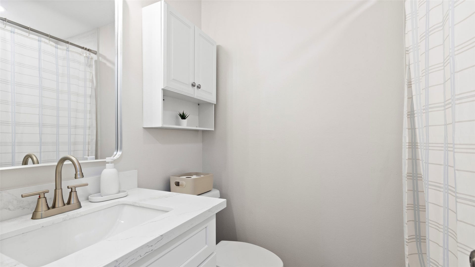 508 Azalea Drive, La Marque, TX 77568 Bathroom with tub/shower combo