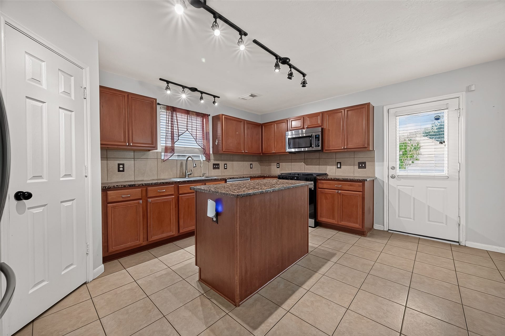 25346 Barmby Drive, Tomball, TX 77375 25346 Barmby Drive, Tomball, TX 77375