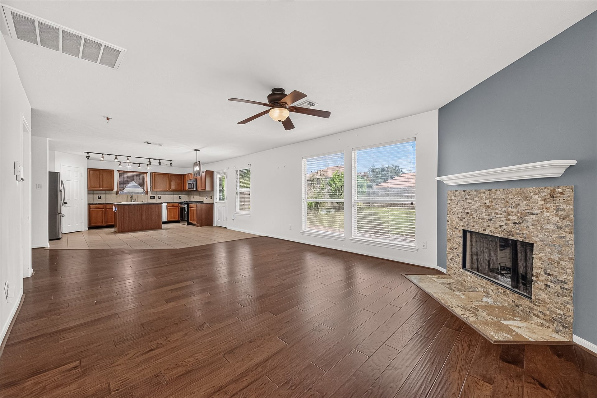 25346 Barmby Drive, Tomball, TX 77375 25346 Barmby Drive, Tomball, TX 77375