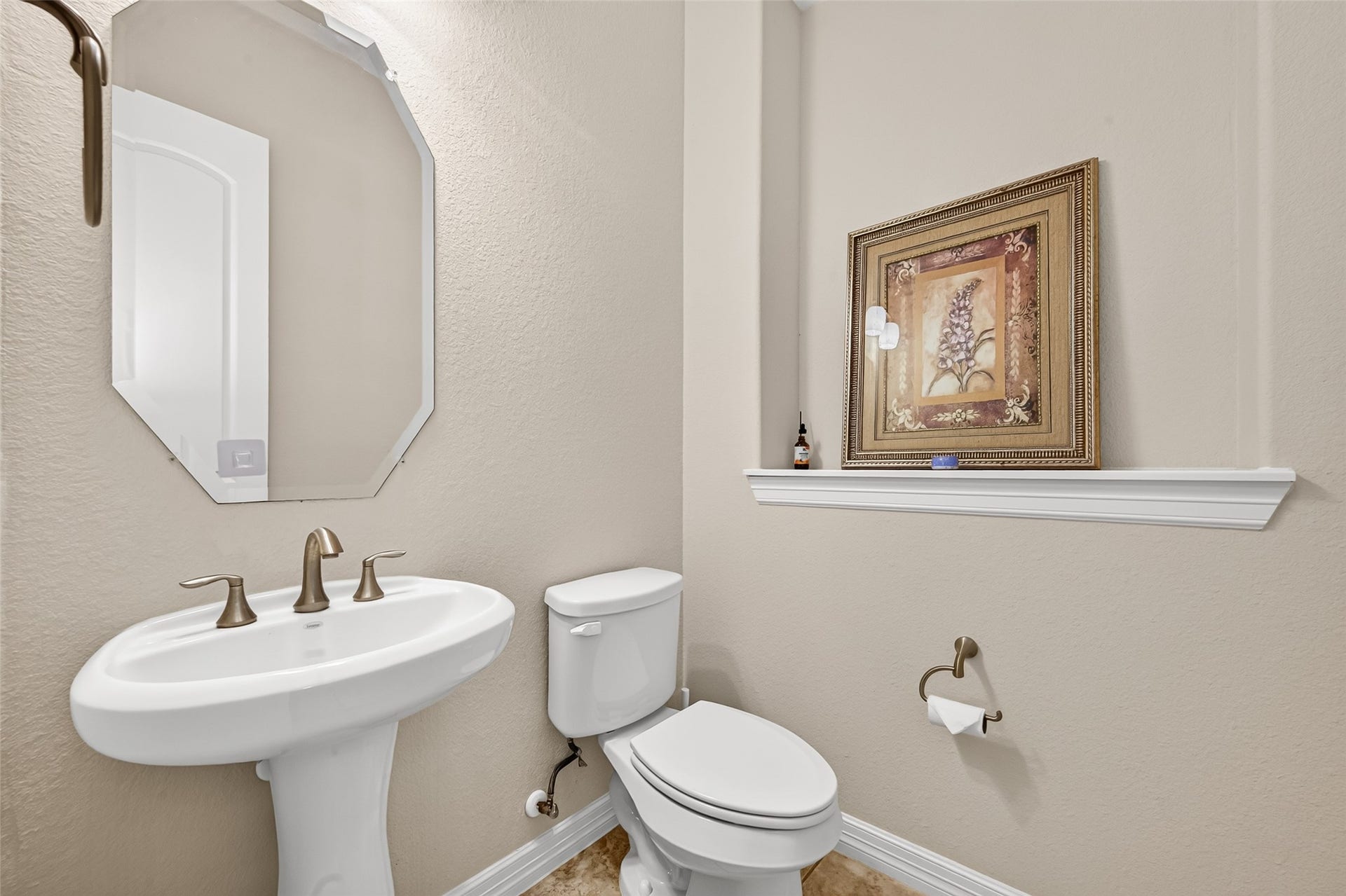Hallway bath on 1/F