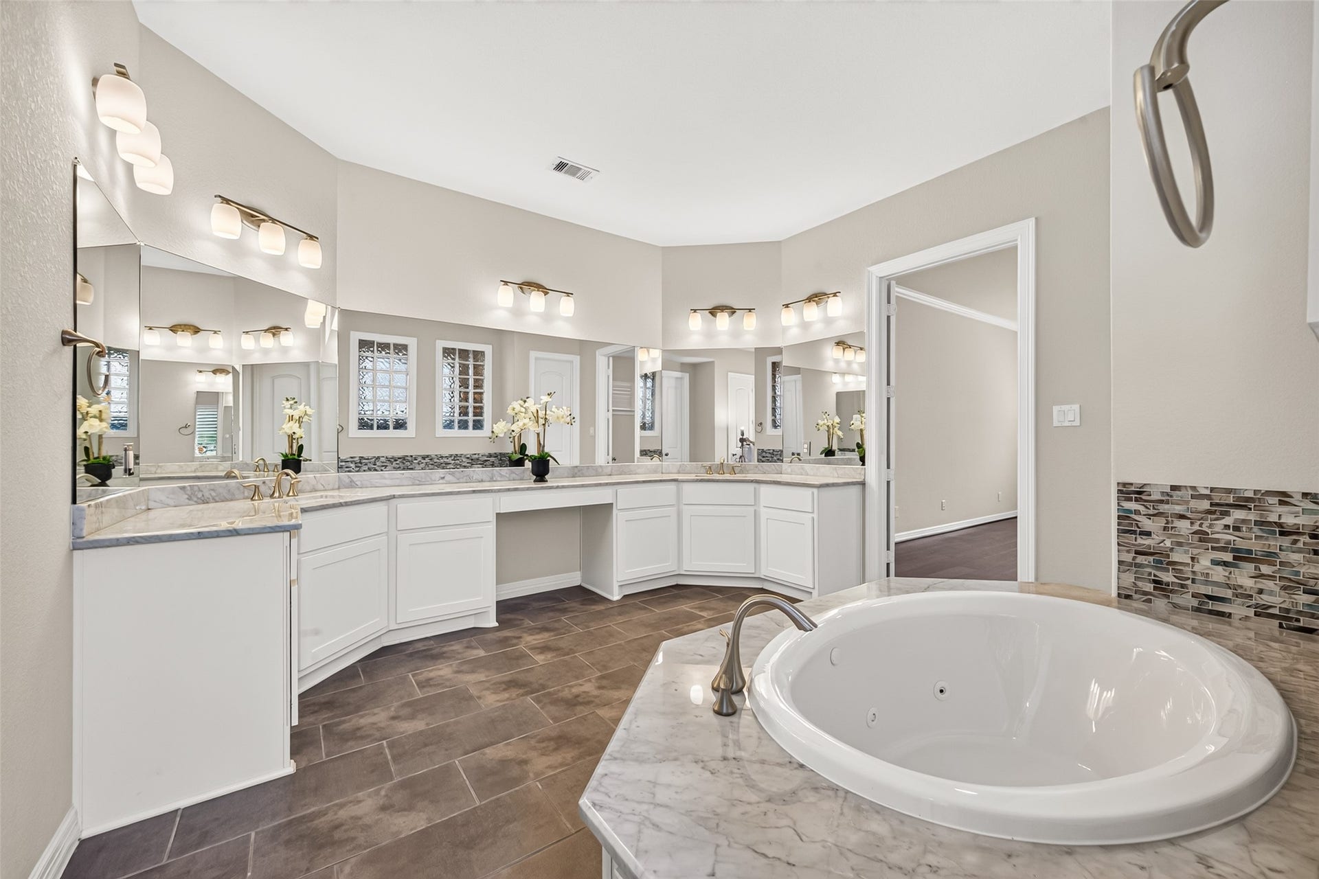 Ensuite bath in primary bedroom