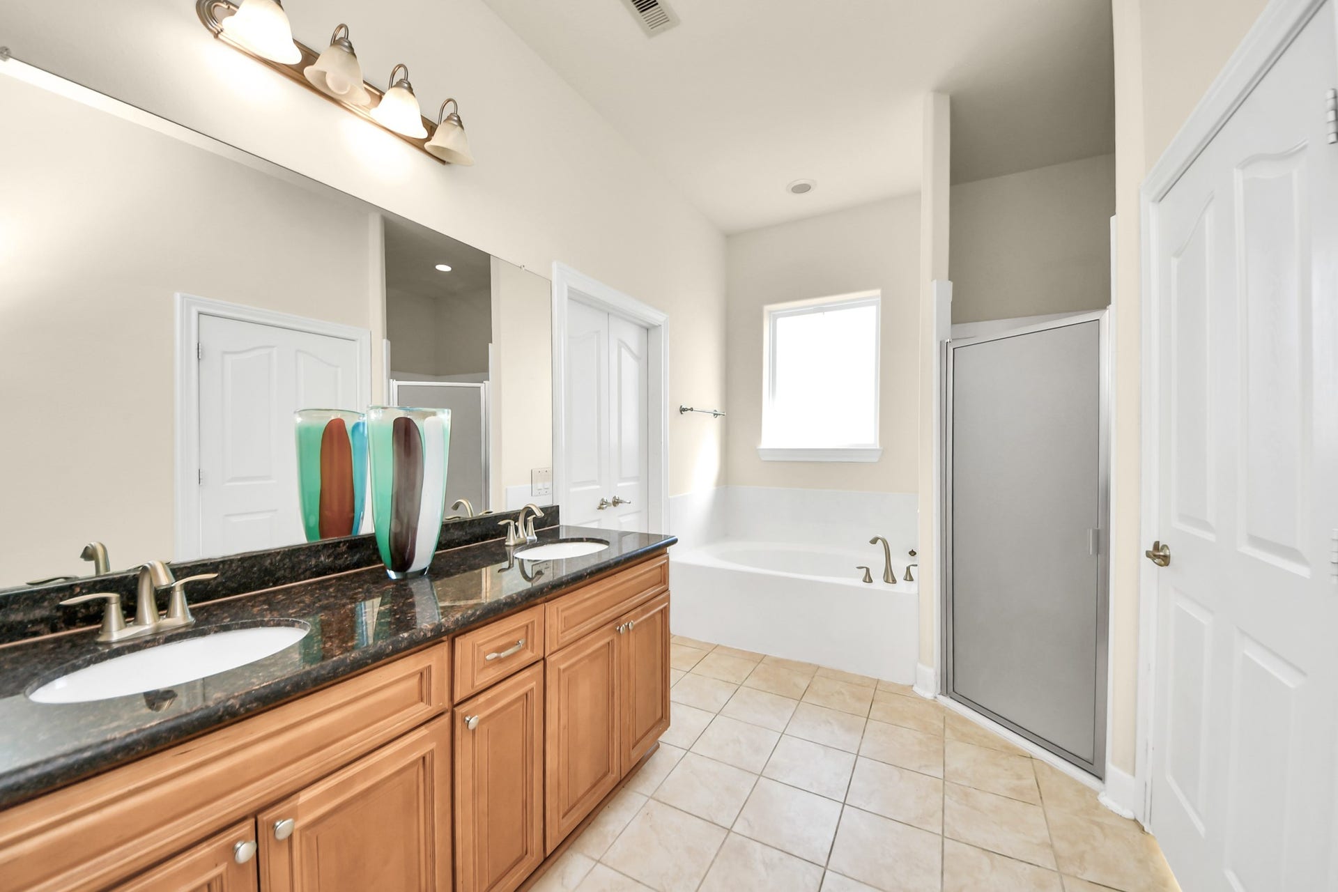 2139 Kottayam Drive, Missouri City, TX 77489 Primary Bath with tub, shower and double wash basin.