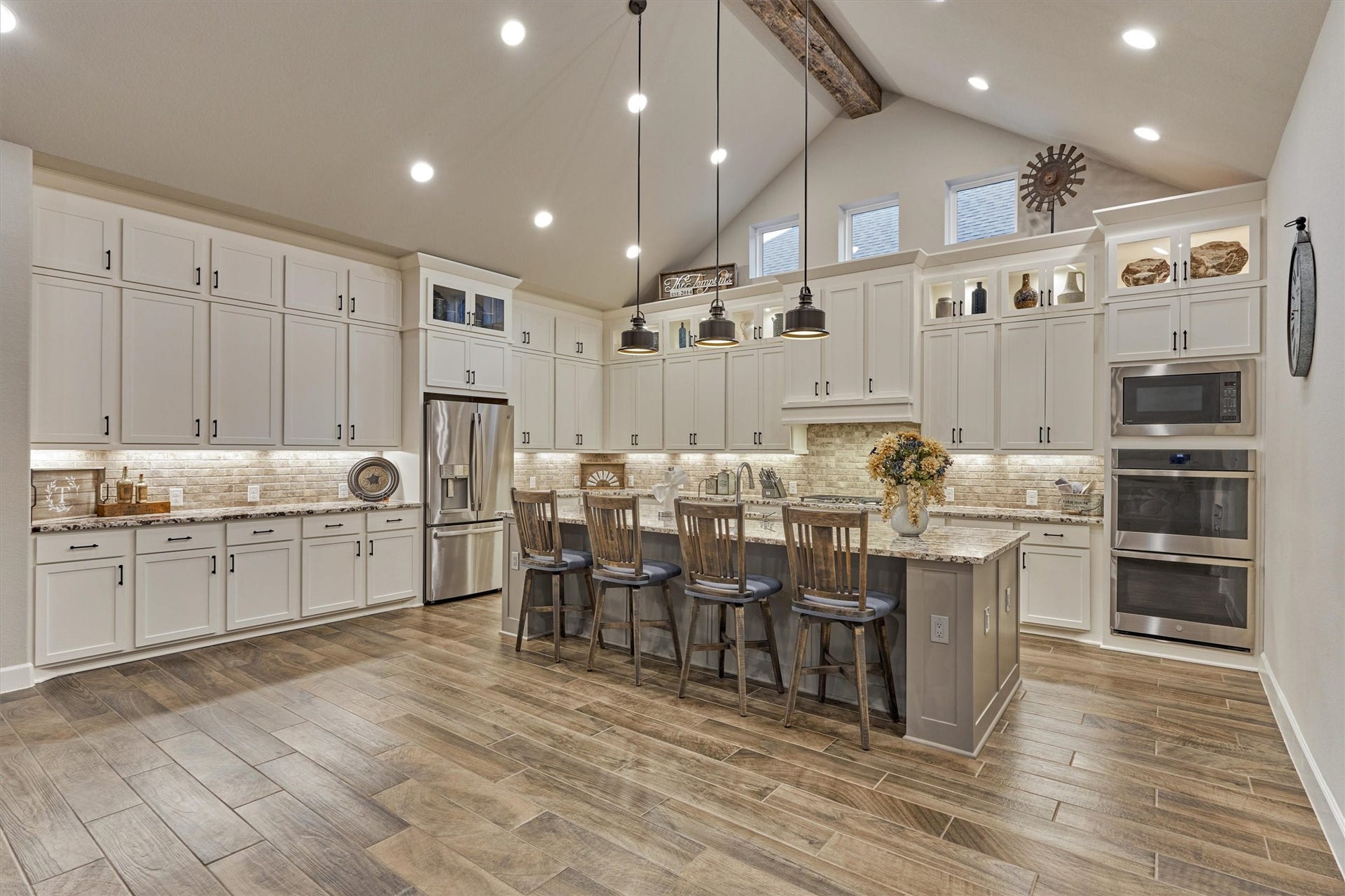 305 Pewter Sky Drive, Montgomery, TX 77316 A showstopper kitchen w/an impressive appliance suite including double ovens, upgraded lighting & windows that fill the space w/natural light. An abundance of cabinetry includes lighted glass-front uppers, while the oversized island & expansive counter space provide plenty of room for prep, serving & gathering.