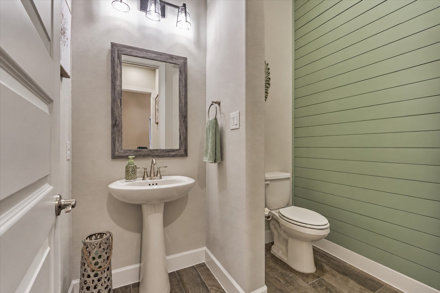 305 Pewter Sky Drive, Montgomery, TX 77316 Powder Bath w/custom wall