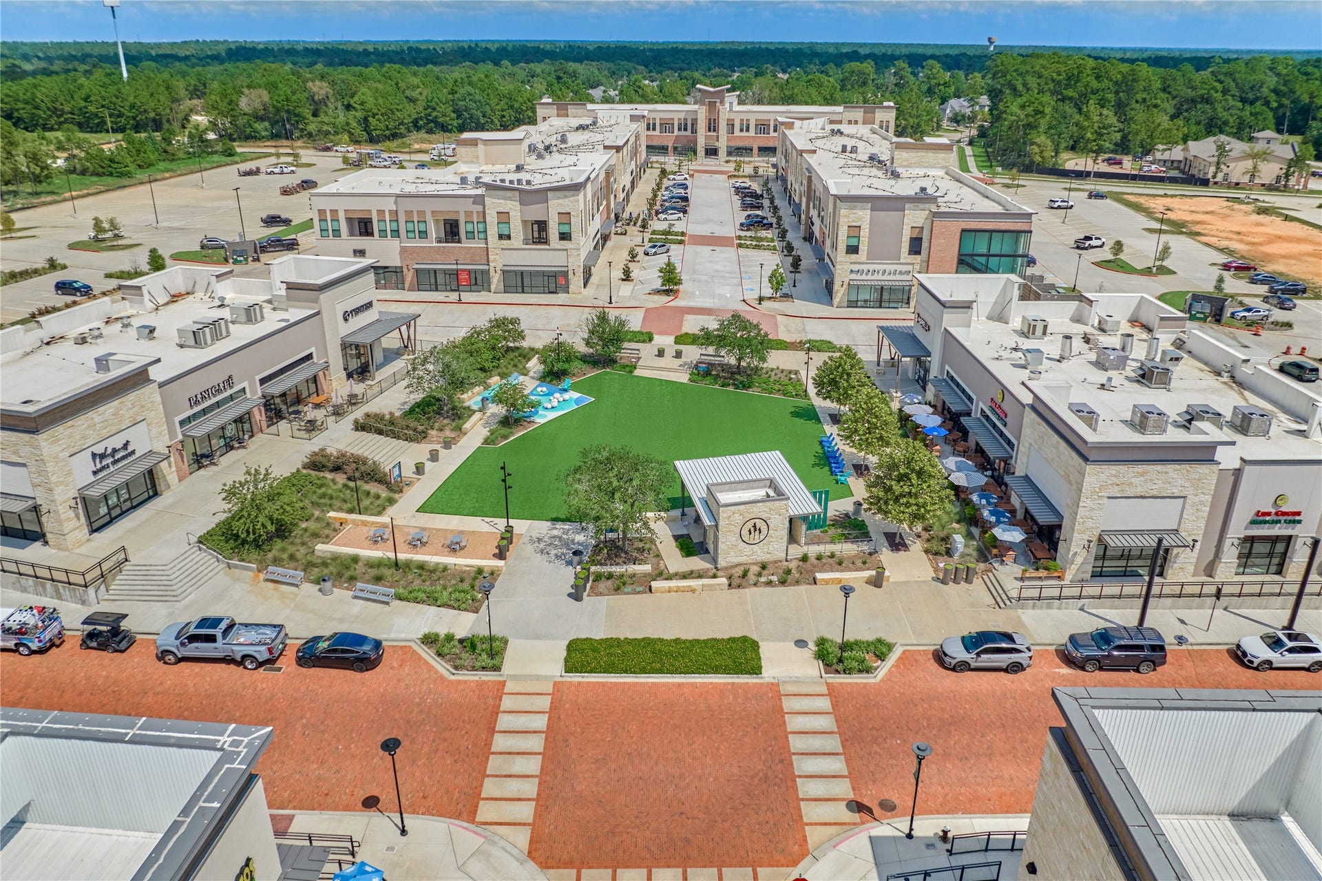 305 Pewter Sky Drive, Montgomery, TX 77316 Woodforests Pine Market brings shopping, dining and everyday conveniences right into the community, with a lively central green that serves as a gathering place for neighbors, events and entertainment.