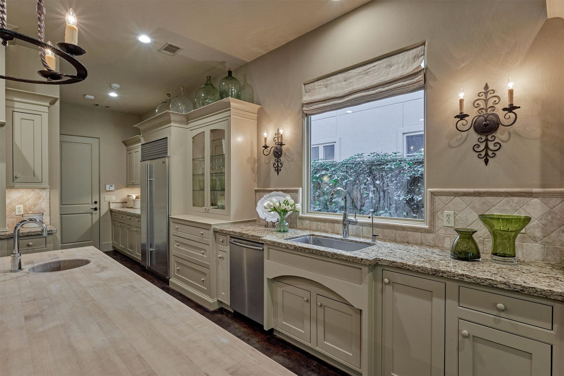 7 Dorset Square, The Woodlands, TX 77381 Kitchen has granite counters, lighted glass display cabinets, back kitchen with extra prep space and large pantry.