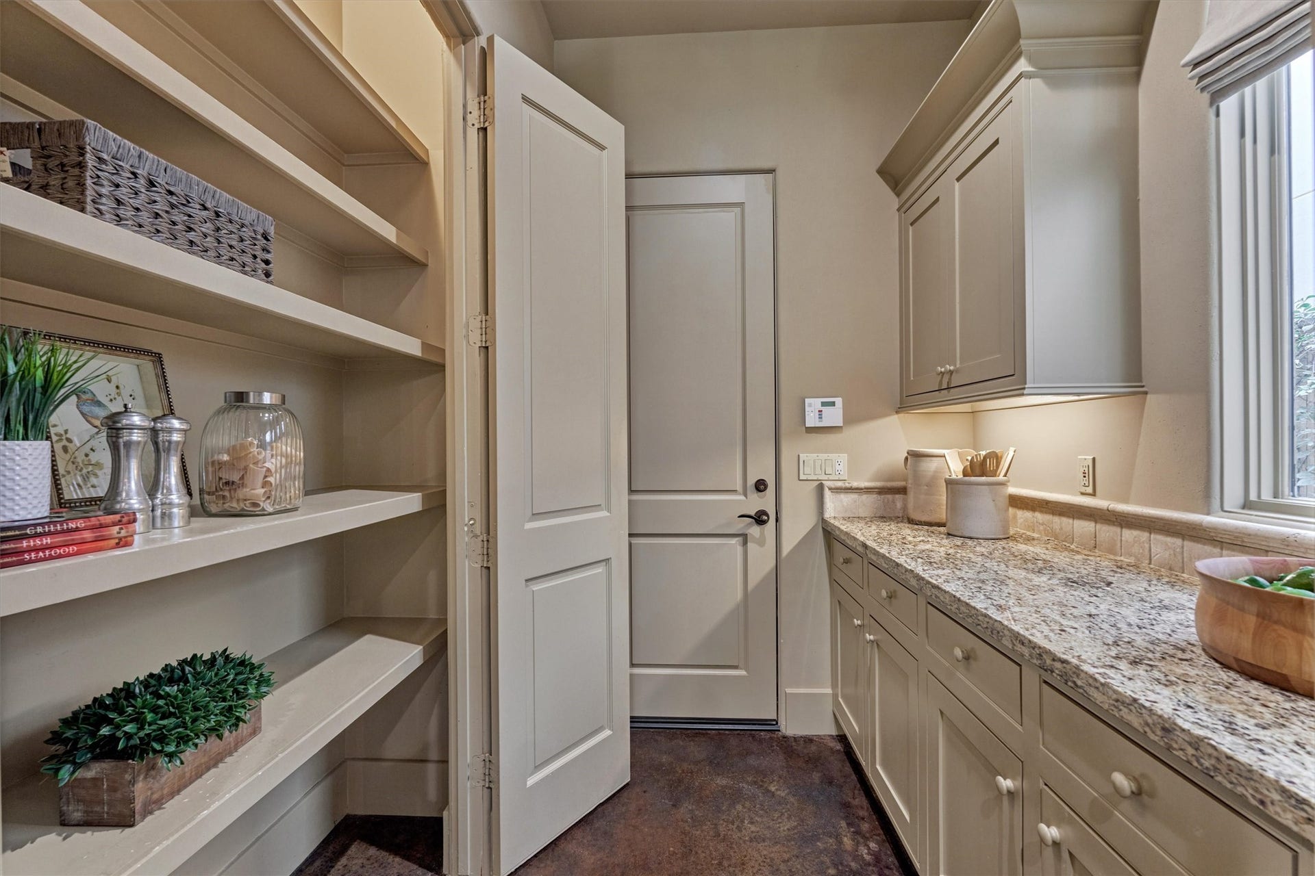 7 Dorset Square, The Woodlands, TX 77381 Closet pantry and prep counter. Entry door to attached garage.