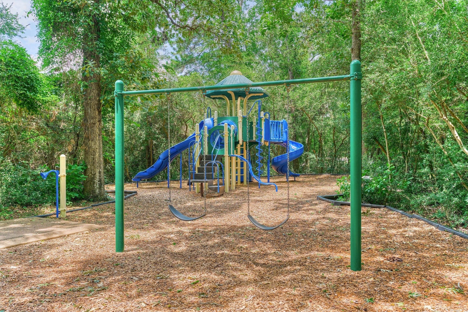 7 Dorset Square, The Woodlands, TX 77381 Less than 1 mile away to the Playground at Meadowlake Park.