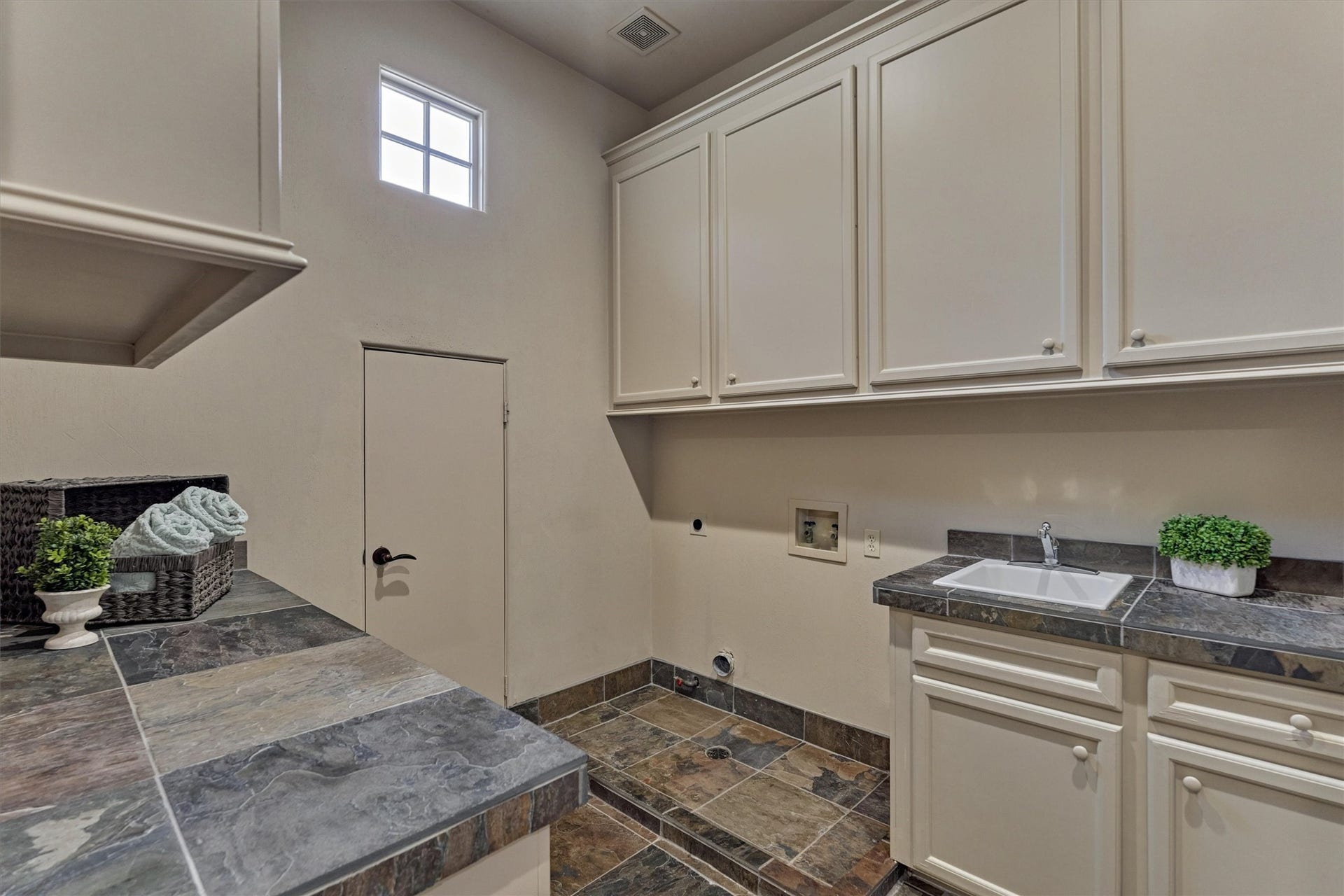 7 Dorset Square, The Woodlands, TX 77381 Convenient upstairs laundry with curb and drain pocket for washer/dryer.