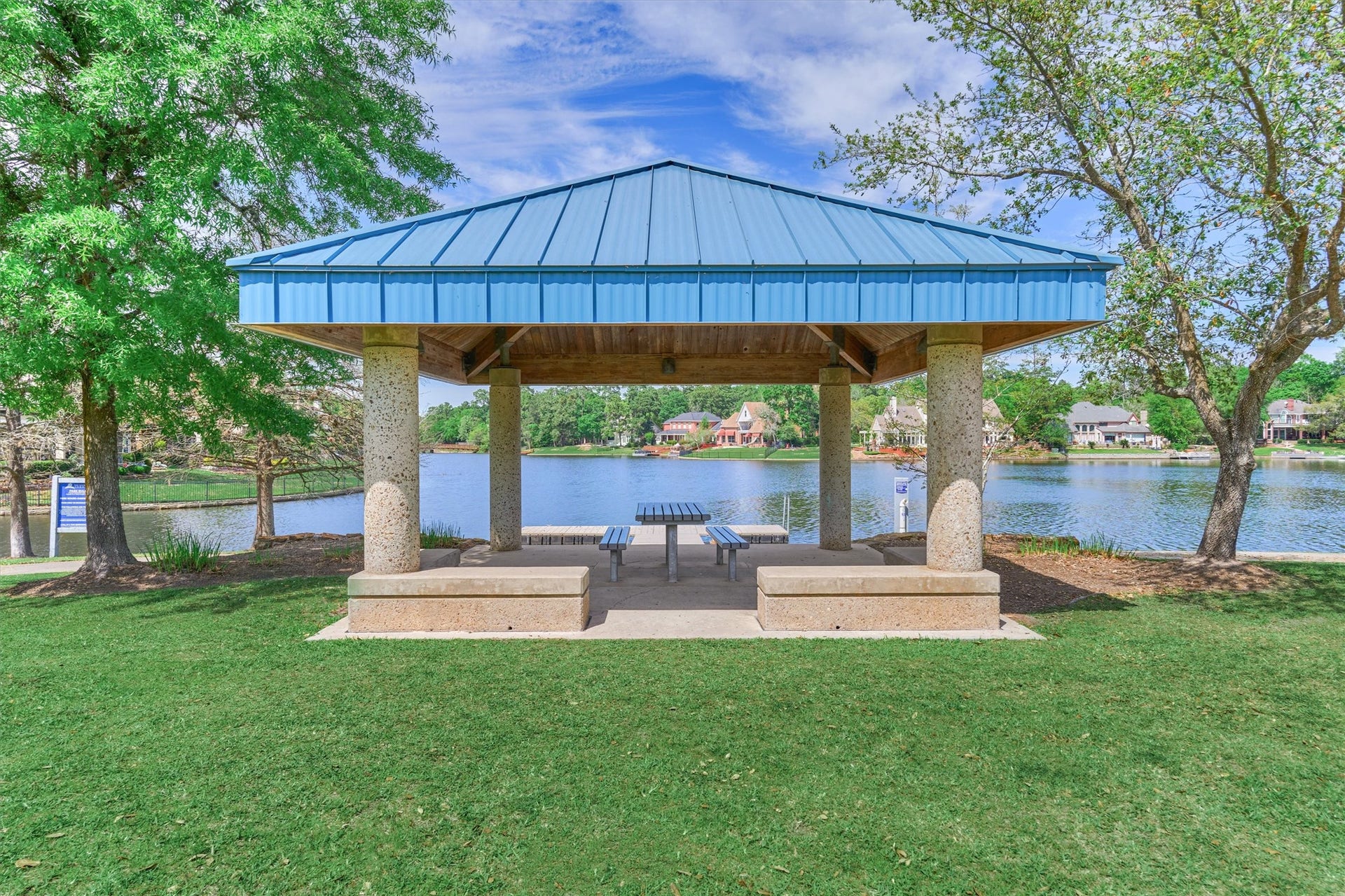 7 Dorset Square, The Woodlands, TX 77381 Pavilion at The Cove Park.