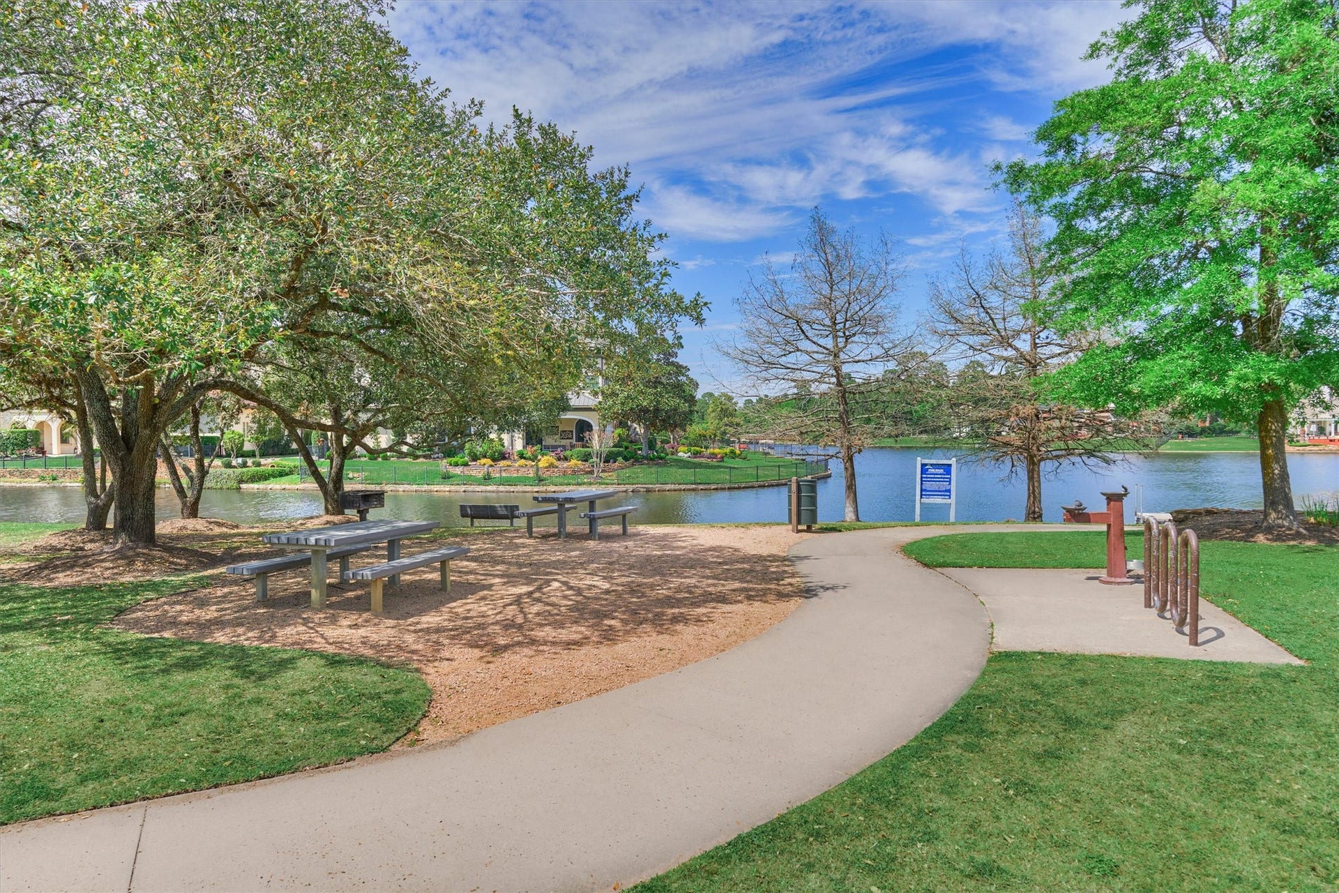 7 Dorset Square, The Woodlands, TX 77381 Nearby The Cove Park offers a peaceful waterfront setting with fishing, play areas, pavilion and picnic areas.