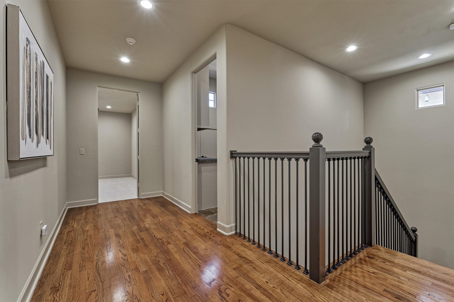 7 Dorset Square, The Woodlands, TX 77381 Second floor landing access to laundry and bedroom Wood flooring and wrought iron spindles.