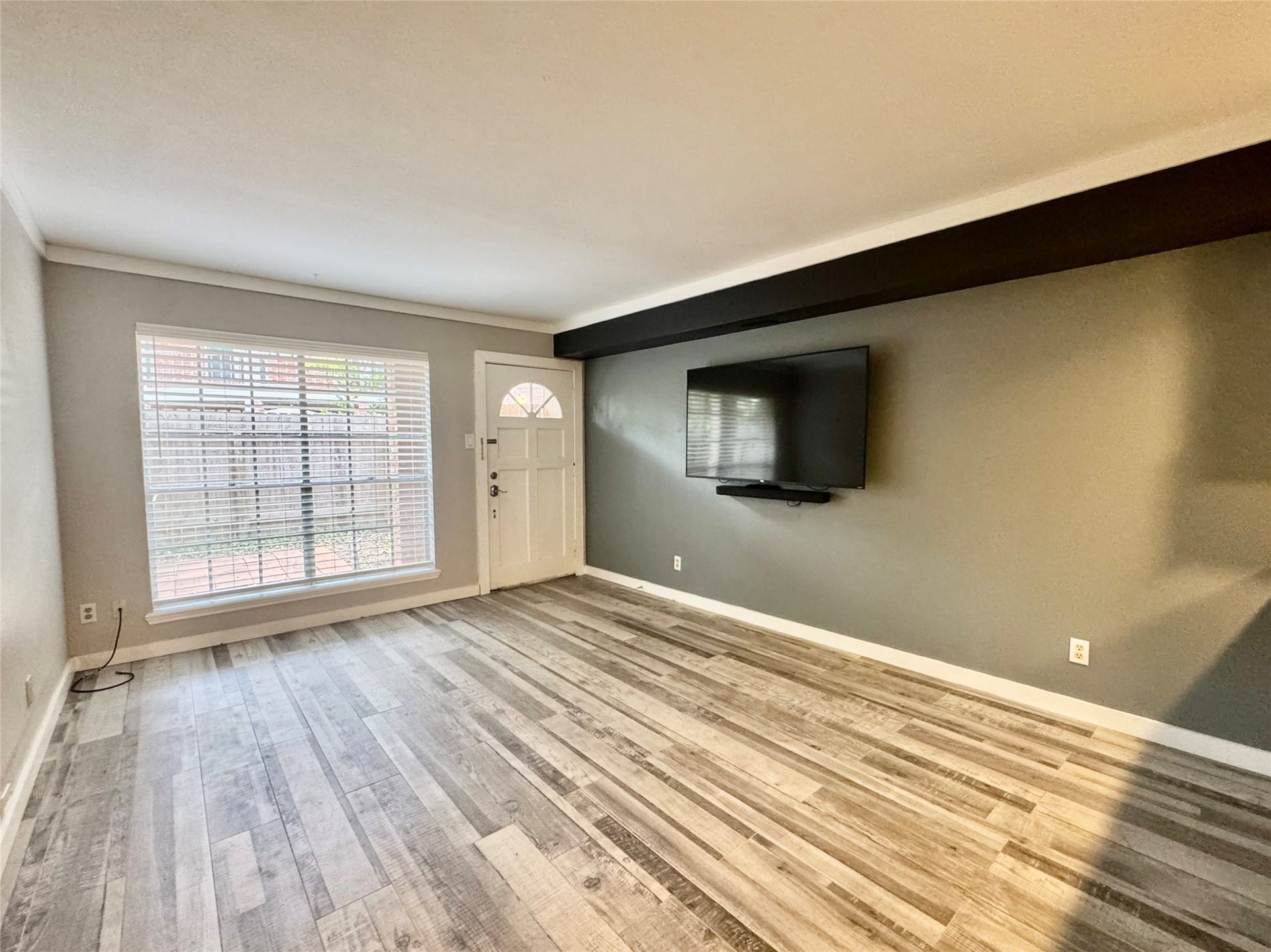 829 Wax Myrtle Lane, Houston, TX 77079 Entry to living room