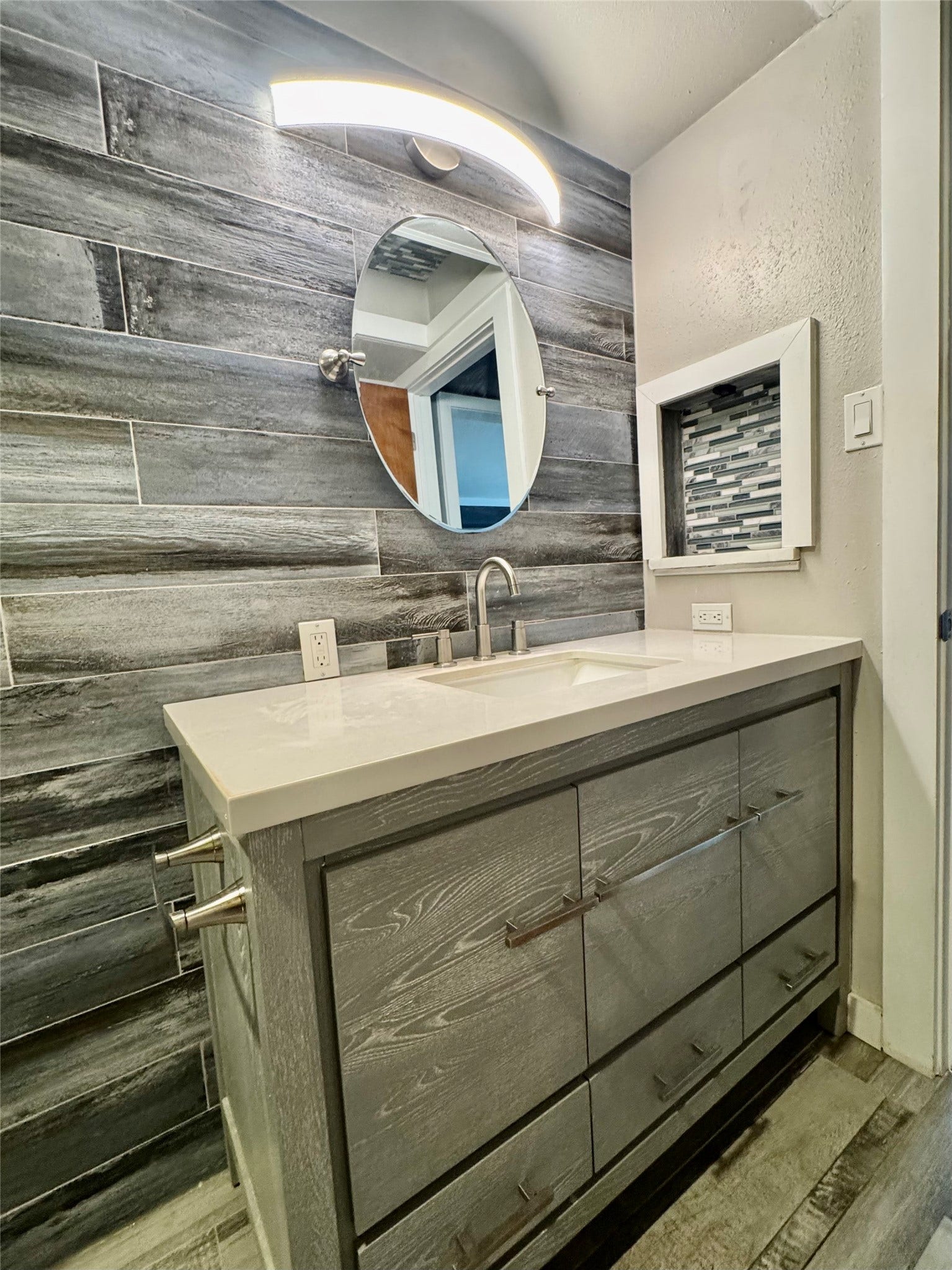 829 Wax Myrtle Lane, Houston, TX 77079 Another view of the bathroom