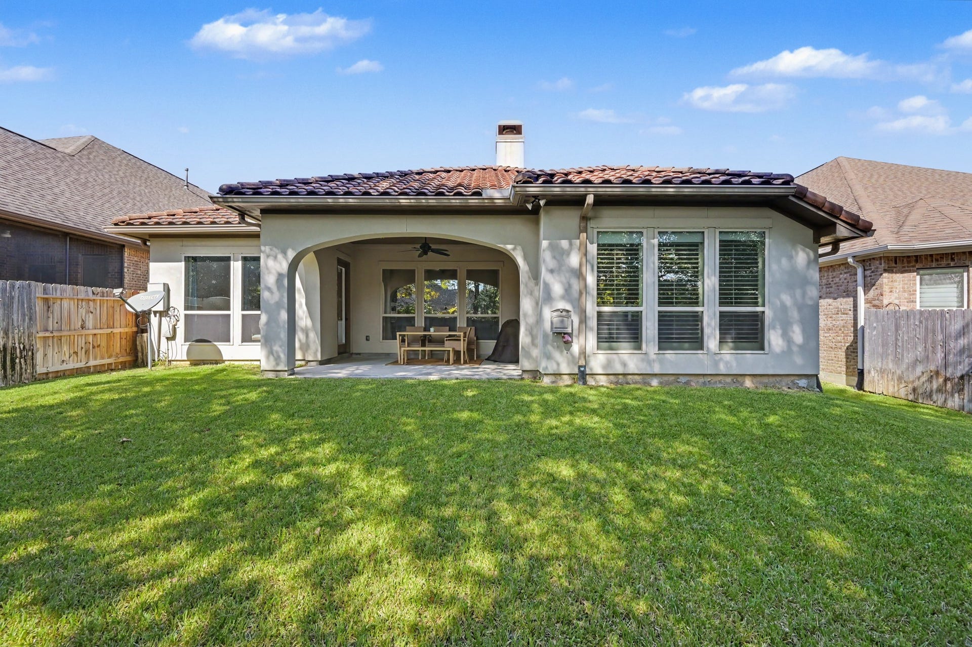 271 Rio Ranch Circle, Montgomery, TX 77316 Charming backyard with a spacious covered patio, perfect for outdoor entertaining and relaxation, complemented by a well-maintained lawn.